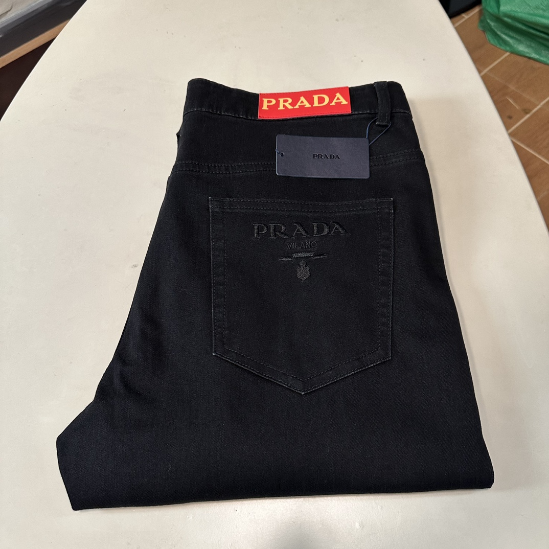 NO:139452,PRA Prada exclusively for new jeans, high-end version!  Customized fabrics for counters are breathable and comfortable, with impeccable details, and the brand element design concept reflects high quality. The feel is delicate and soft!  It is casually cut, with a great upper body style!  29-40, prada, prada, jeans, alexander wang19860909PRA 普拉达独家专供新款 牛仔裤,高端版本！专柜定制面料 透气舒适度高,细节无可挑剔,品牌元素设计理念,体现高品质.手感细腻柔软！呈现休闲裁剪,上身版型超赞！ 码数29-40,,prada,prada,jeans,alexander wang,Men's clothing