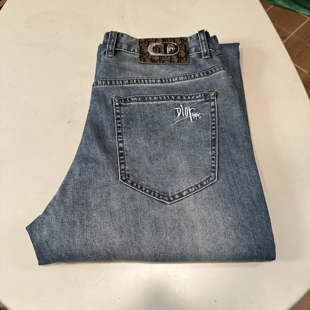 NO:139446,DIOR exclusively available for new jeans, high-end version!  Customized fabrics for counters are breathable and comfortable, with impeccable details, and the brand element design concept reflects high quality. The feel is delicate and soft!  It is casually cut, with a great upper body style!  29-40, Dior, Dior, Jeans, Alexander wang19860909DIOR 迪奥独家专供新款 牛仔裤,高端版本！专柜定制面料 透气舒适度高,细节无可挑剔,品牌元素设计理念,体现高品质.手感细腻柔软！呈现休闲裁剪,上身版型超赞！ 码数29-40,,dior,dior,jeans,alexander wang,Men's clothing