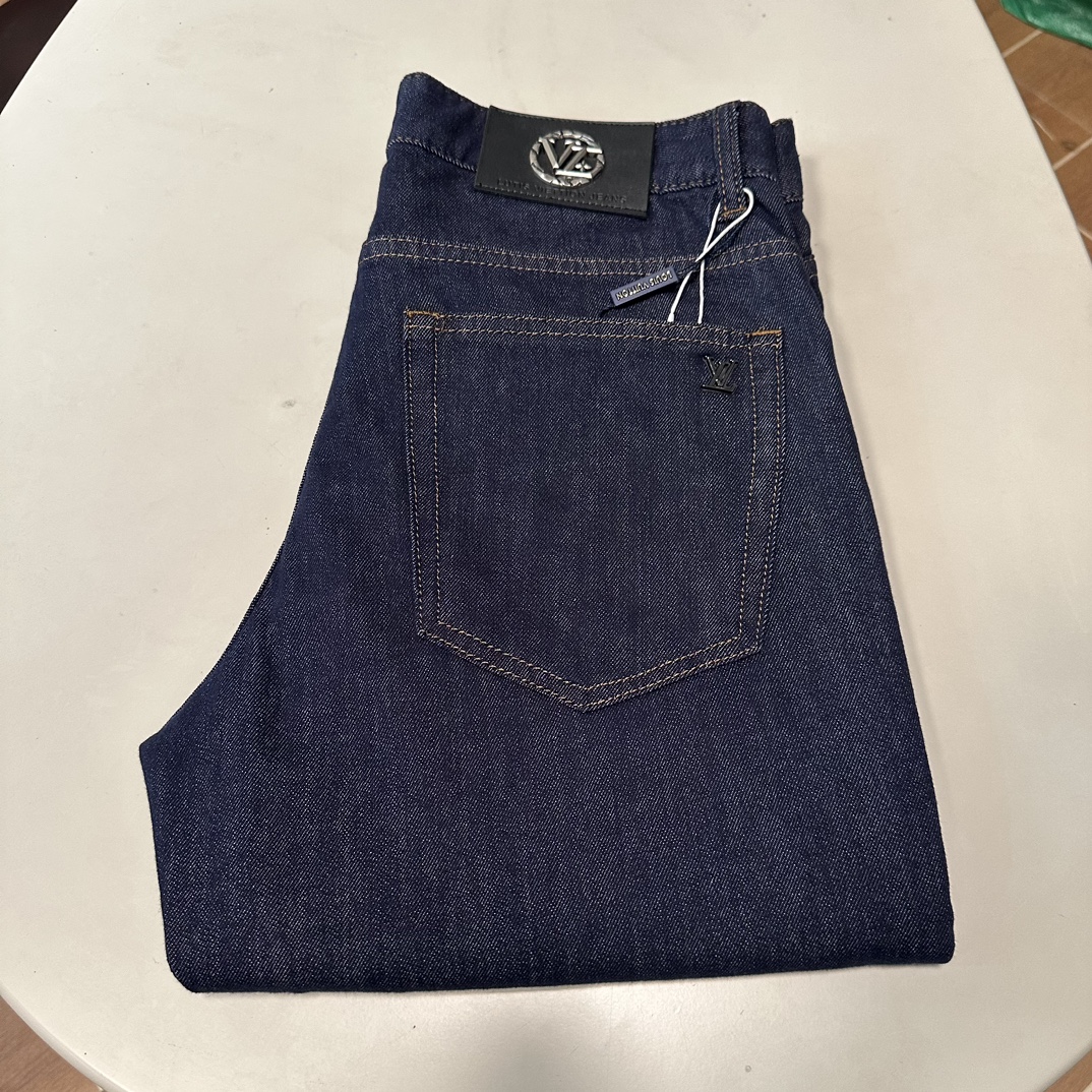 NO:139441,LV Louis Vuitton exclusively for new jeans, high-end version!  Customized fabrics for counters are breathable and comfortable, with impeccable details, and the brand element design concept reflects high quality. The feel is delicate and soft!  It is casually cut, with a great upper body style!  29-40, louis vuitton,louis vuitton,jeans,alexander wang19860909LV 路易威登 独家专供新款 牛仔裤,高端版本！专柜定制面料 透气舒适度高,细节无可挑剔,品牌元素设计理念,体现高品质.手感细腻柔软！呈现休闲裁剪,上身版型超赞！ 码数29-40,,louis vuitton,louis vuitton,jeans,alexander wang,Men's clothing