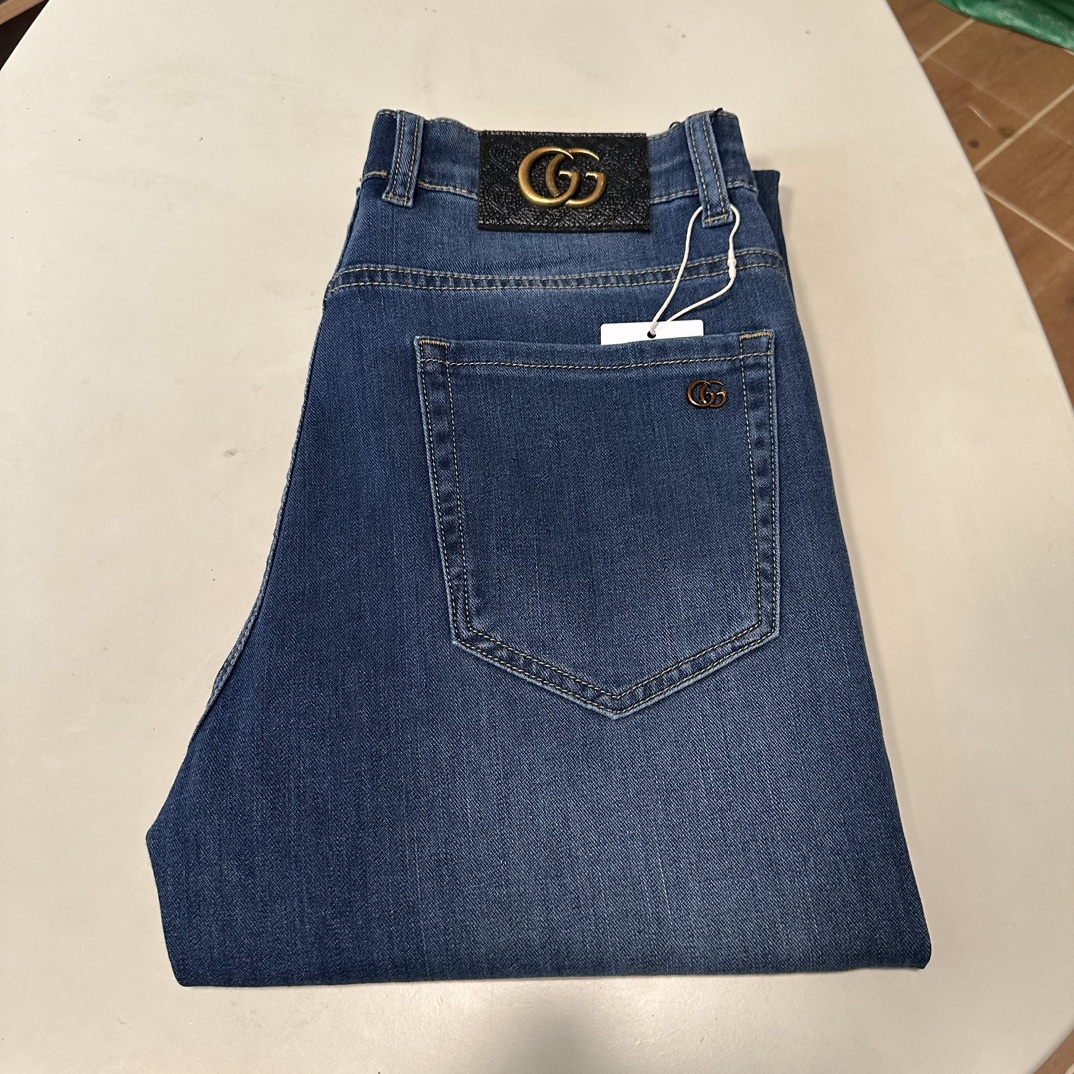 NO:137404,GU Gucci exclusively offers new jeans, high-end version!  Customized fabrics for counters are breathable and comfortable, with impeccable details, and the brand element design concept reflects high quality. The feel is delicate and soft!  It is casually cut, with a great upper body style!  Number of codes 29-40, gucci, jeans, alexander wang19860909GU 古驰独家专供新款 牛仔裤,高端版本！专柜定制面料 透气舒适度高,细节无可挑剔,品牌元素设计理念,体现高品质.手感细腻柔软！呈现休闲裁剪,上身版型超赞！ 码数29-40,,gucci,jeans,alexander wang,Men's clothing