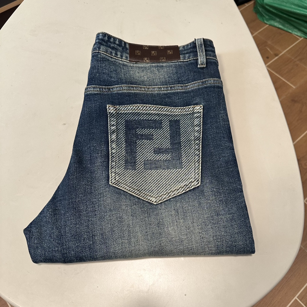 NO:137401,FD Fendi exclusively offers new jeans, high-end version!  Customized fabrics for counters are breathable and comfortable, with impeccable details, and the brand element design concept reflects high quality. The feel is delicate and soft!  It is casually cut, with a great upper body style!  Number of codes 29-40, fendi, jeans, alexander wang19860909FD 芬迪独家专供新款 牛仔裤,高端版本！专柜定制面料 透气舒适度高,细节无可挑剔,品牌元素设计理念,体现高品质.手感细腻柔软！呈现休闲裁剪,上身版型超赞！ 码数29-40,,fendi,jeans,alexander wang,Men's clothing