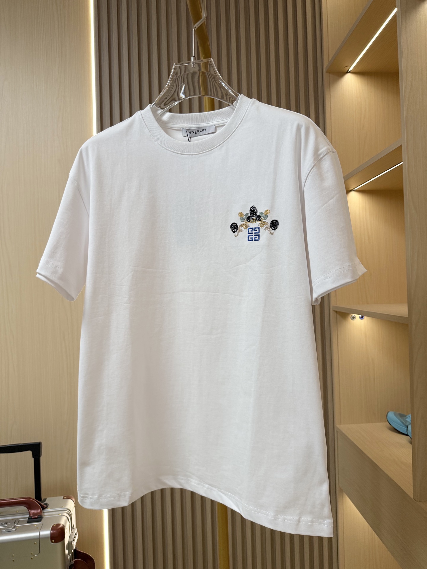 NO:136166,Givenchy - the latest hot T-shirts in 2025 counters are shipped, and hot-selling items in European and American counters!  Selected high-density fine cotton fabrics imported from Italy with the latest design, the unique brand logo on the chest highlights the fashion, and the upper body effect can be seen. Code number XS-XL (with Hong Kong Lane Crawford gift box packaging), givennchy,tees, t-shirt,alexander wang19860909纪梵希-2025专柜最新爆款t恤出货 欧美专柜热销单品！精选意大利进口高密精棉面料搭配最新的设计,胸前的独特品牌logo彰显时尚 上身效果看得见.码数XS-XL（配香港连卡佛礼盒包装）,,givenchy,tees，t-shirt,alexander wang,Men's clothing