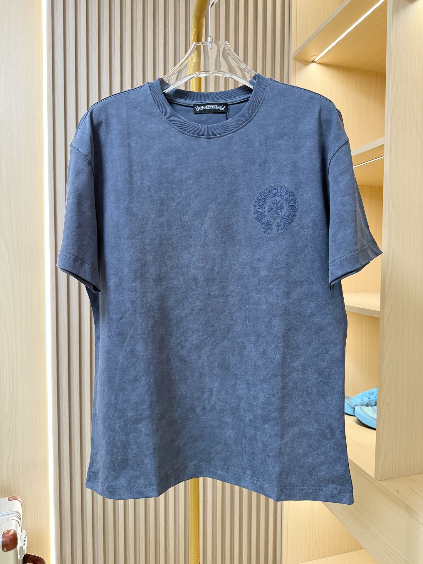 NO:136169,Crowxin-2025 counter latest hot T-shirt shipment, hot-selling items in European and American counters!  Selected high-fine cotton fabrics imported from Italy with the latest design, the unique brand logo on the chest highlights the fashion, and the upper body effect can be seen. Code number XS-XL (with Hong Kong Lane Crawford gift box packaging), chrome hearts,tees, t-shirt, alexander wang19860909克罗心-2025专柜最新爆款t恤出货 欧美专柜热销单品！精选意大利进口高密精棉面料搭配最新的设计,胸前的独特品牌logo彰显时尚 上身效果看得见.码数XS-XL（配香港连卡佛礼盒包装）,,chrome hearts,tees，t-shirt,alexander wang,Men's clothing