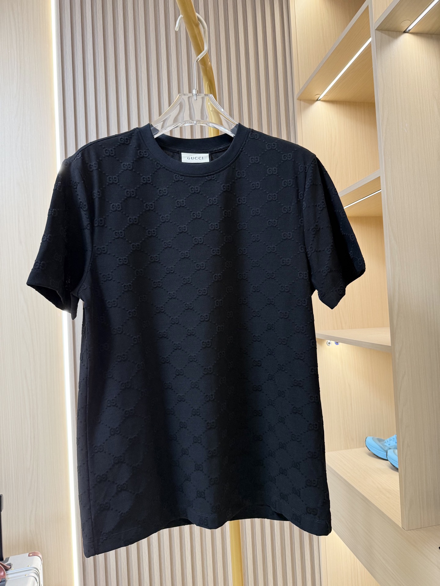 NO:136175,Guqi-2025 counter latest hot T-shirt shipment, hot-selling items in European and American counters!  Selected Italian imported mercerized cotton fabrics with the latest designs, the unique brand logo of the whole body shows fashion, the upper body effect can be seen. The code number xs-xl (with Hong Kong Lane Crawford gift box packaging), tees, t-shirt, alexander wang19860909古琦-2025专柜最新爆款t恤出货 欧美专柜热销单品！精选意大利进口丝光棉面料搭配最新的设计,通体的独特品牌logo彰显时尚 上身效果看得见.码数xs-xl（配香港连卡佛礼盒包装）,,tees，t-shirt,alexander wang,Men's clothing