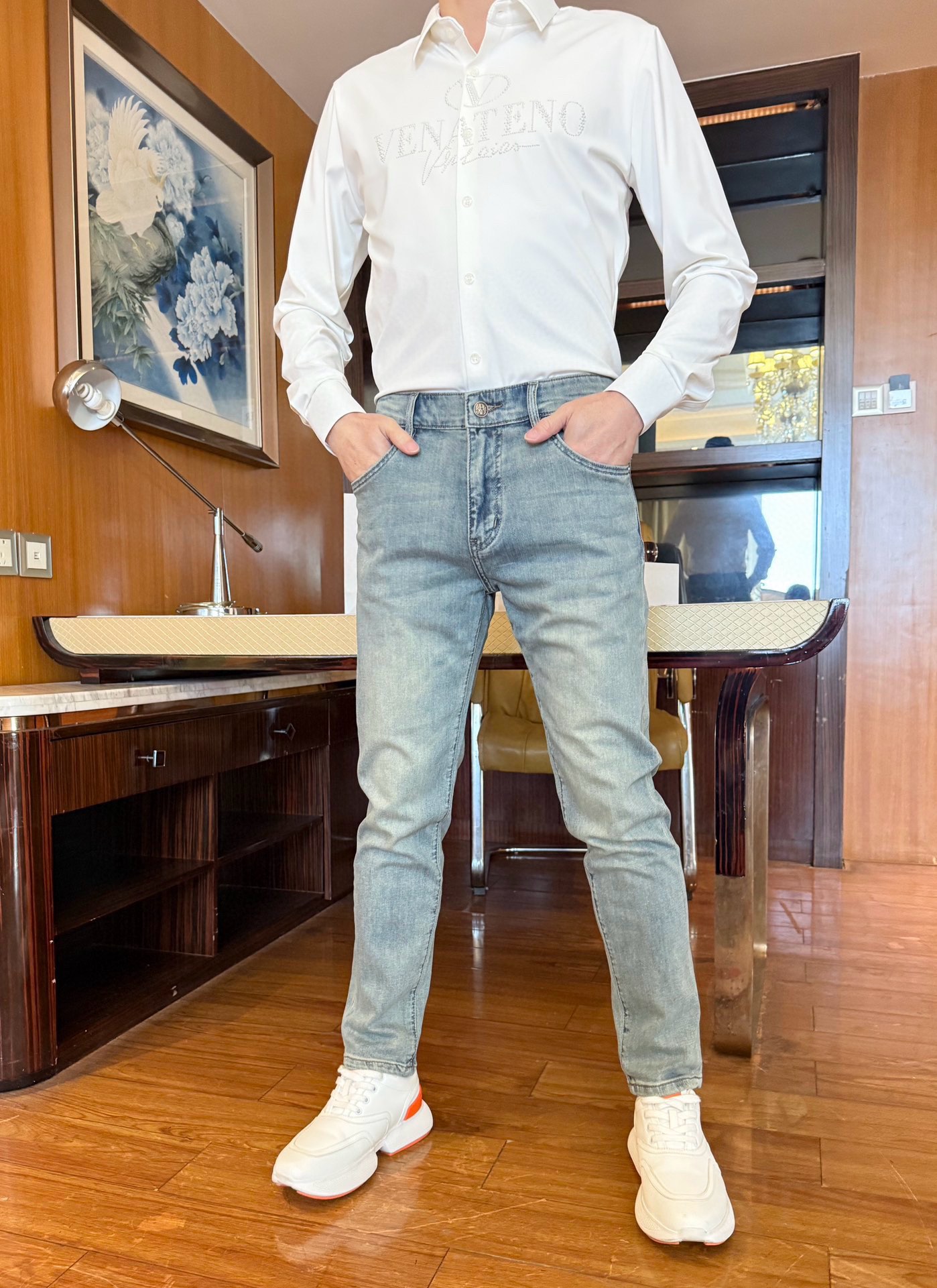 NO:136179,Prada-2025 counter latest jeans are shipped, European and American counters are on sale simultaneously. Selected custom tannins imported from Italy and matched with the latest straight slim design, the rear pocket letter logo and the latest leather logo show the charm. You are definitely worthy of having it. Number 29-38 (model 173/130 wears 31, with Hong Kong Lane Crawford gift box packaging), prada, jeans, alexander wang19860909普拉达-2025专柜最新款牛仔裤出货 欧美专柜同步发售.精选意大利进口定制丹宁面料搭配最新的直筒修身设计,后口袋字母标志和最新皮标相当彰显韵味 您绝对值得拥有.码数29-38（模特173/130穿31,配香港连卡佛礼盒包装）,,prada,jeans,alexander wang,Men's clothing