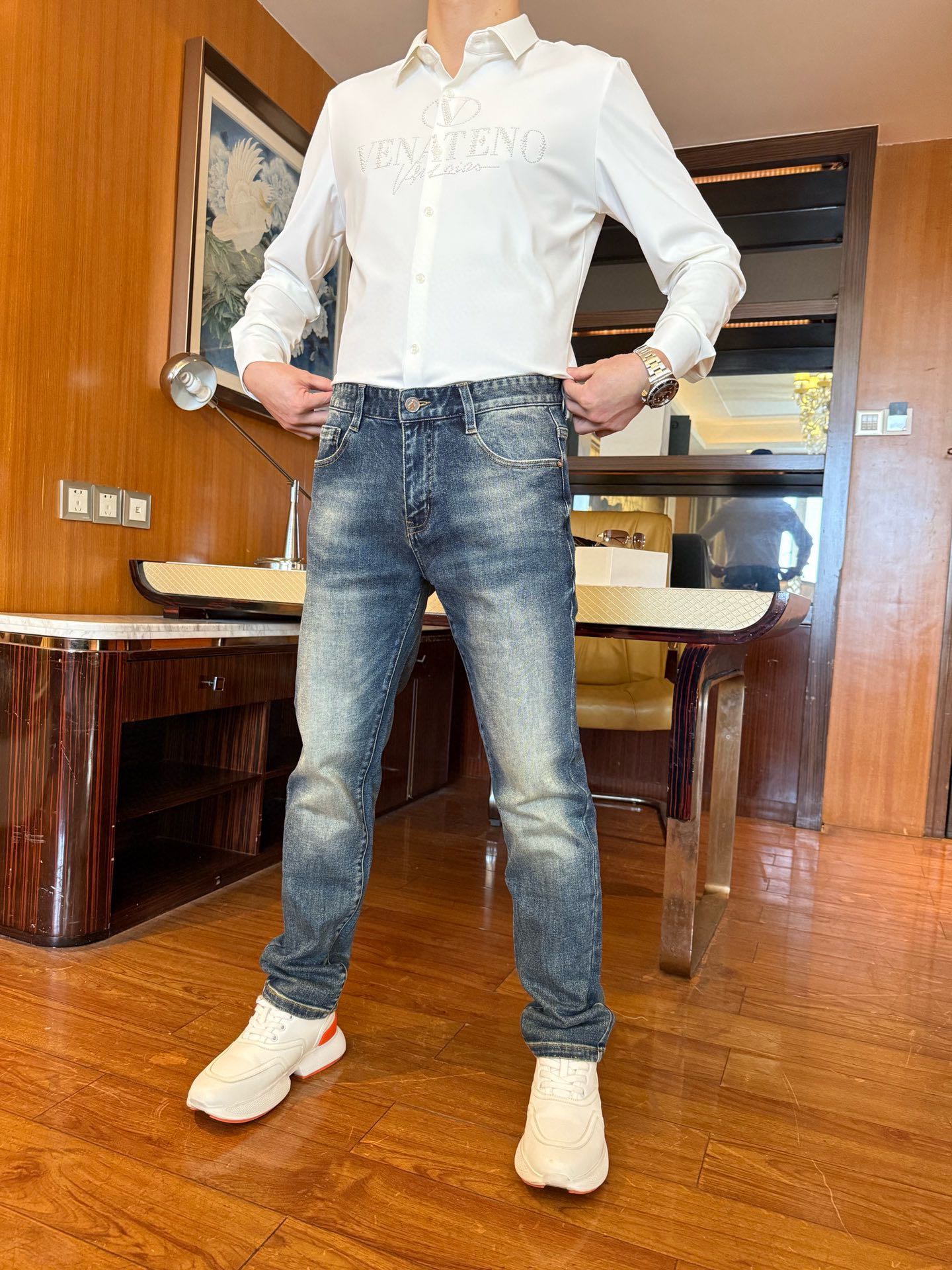 NO:136183,Valentino-2025 counter latest white shirt shipment, hot-selling items in European and American counters!  Selected Italian imported Tencel cotton fabric with simple and fashionable design, the brand on the chest has a lot of English charm You deserve it. Size 48-58 (model 173/130 wears 50, with Hong Kong Lane Crawford gift box packaging), valentino, alexander wang19860909华伦天奴-2025专柜最新款衬衣白色出货 欧美专柜热销单品！精选意大利进口天丝精棉面料搭配简约时尚的设计,胸前的品牌英文韵味十足 您值得拥有.尺码48-58（模特173/130穿50,配香港连卡佛礼盒包装）,,valentino,alexander wang,Men's clothing