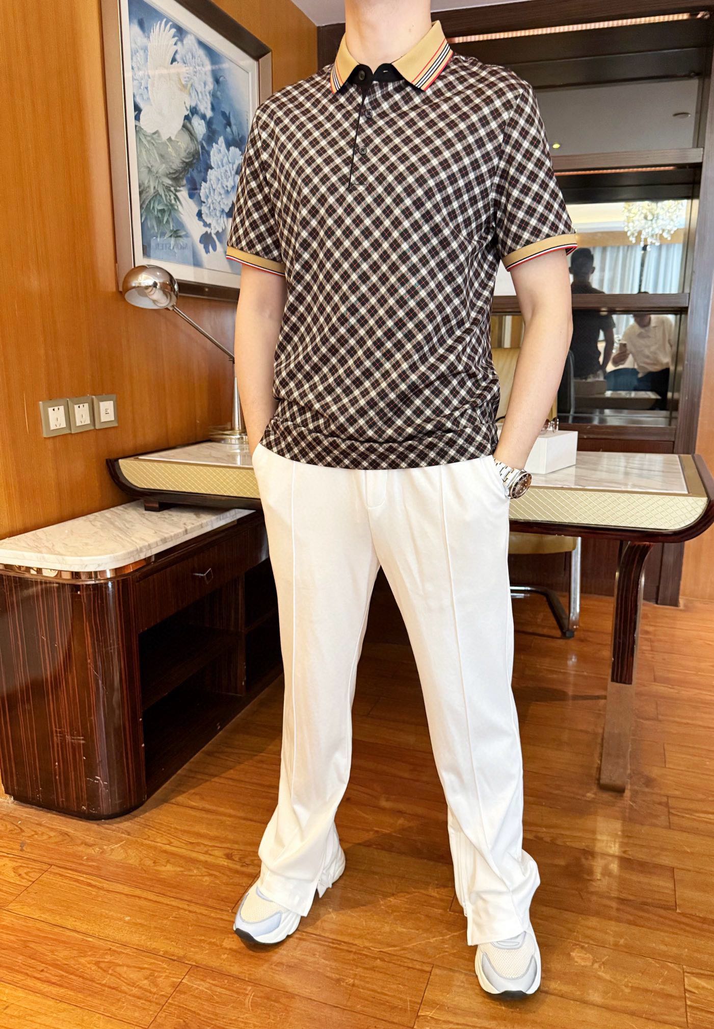 NO:136193,Bobery-2025 counter latest hot-selling Polo, European and American counters, hot-selling items!  Selected Italian imported Tianshi cotton   recycled fiber fabrics with the latest design, the whole body plaid design and customized buttons show fashion, and there is no need to say much about the effect of the upper body. The number of codes is 48-56 (model 173/130 wears 48, with Hong Kong Lane Crawford gift box packaging), alexander wang19860909博柏利-2025专柜最新爆款Polo出货 欧美专柜热销单品！精选意大利进口天丝棉 再生纤维面料搭配最新的设计,通体的格纹设计及定制纽扣相当彰显时尚 上身效果不用多说.码数48-56（模特173/130穿48,配香港连卡佛礼盒包装）,,alexander wang,Men's clothing