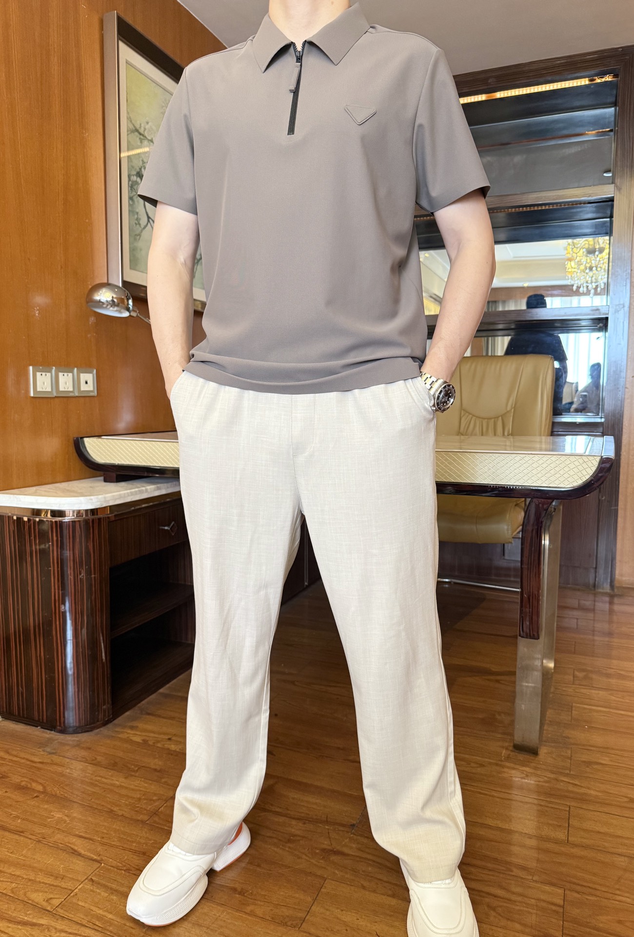 NO:136178,Prada-2025 counter latest polo arrives, hot-selling items in European and American counters!  Selected Italian imported recycled fiber with the latest design, absolutely suitable for you who are low-key and connotated. Size 48--56 (model 173/130 wears 48 sizes, with Hong Kong Lane Crawford boutique gift box packaging), prada, alexander wang19860909普拉达-2025专柜最新款polo到货 欧美专柜热销单品！精选意大利进口再生纤维搭配最新的设计 绝对适合低调有内涵的您.尺码48--56码（模特173/130穿48码,配香港连卡佛精品礼盒包装）,,prada,alexander wang,Men's clothing