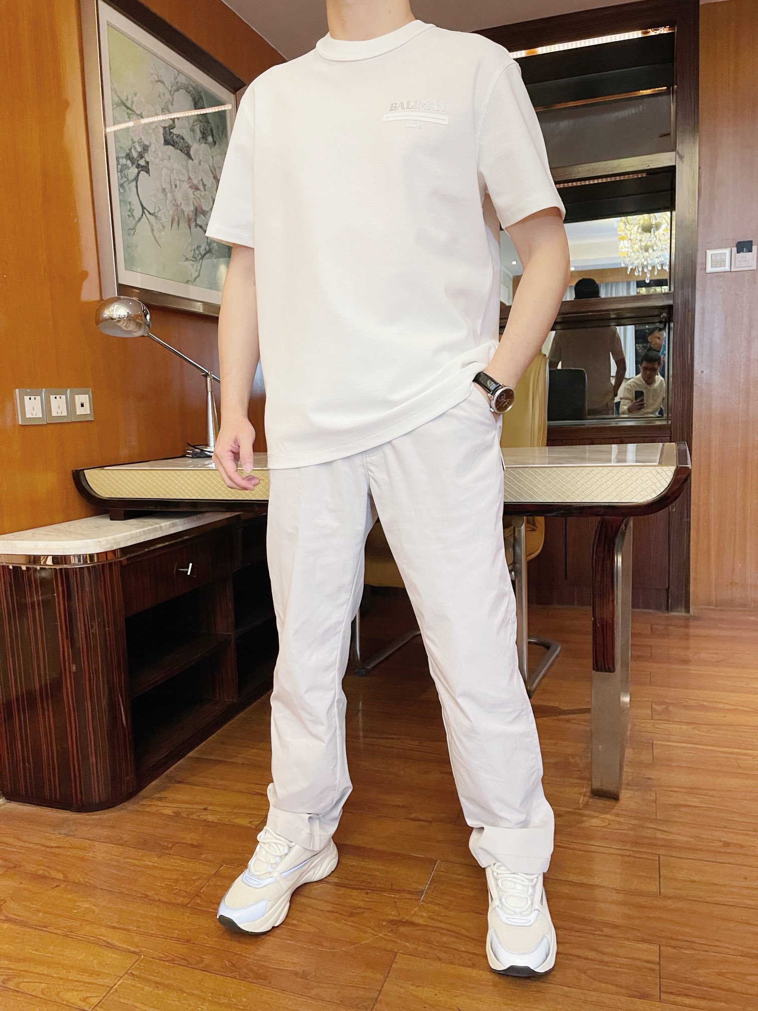 NO:136182,Balmain - The latest hot T-shirts in 2025 counters are shipped, and hot-selling items in European and American counters!  Selected Italian imported fine cotton fabrics with the latest designs, the unique brand logo on the chest highlights the fashion, and the upper body effect can be seen. The number of codes is 48-56 (model wears 173/130 catties, with 48 packages for Hong Kong Lane Crawford gift box), ,balmain,tees, t-shirt,alexander wang19860909巴尔曼-2025专柜最新爆款T恤出货 欧美专柜热销单品！精选意大利进口精棉面料搭配最新的设计,胸前的独特品牌logo彰显时尚 上身效果看得见.码数48-56（模特173/130斤穿48,配香港连卡佛礼盒包装）,,balmain,tees，t-shirt,alexander wang,Men's clothing