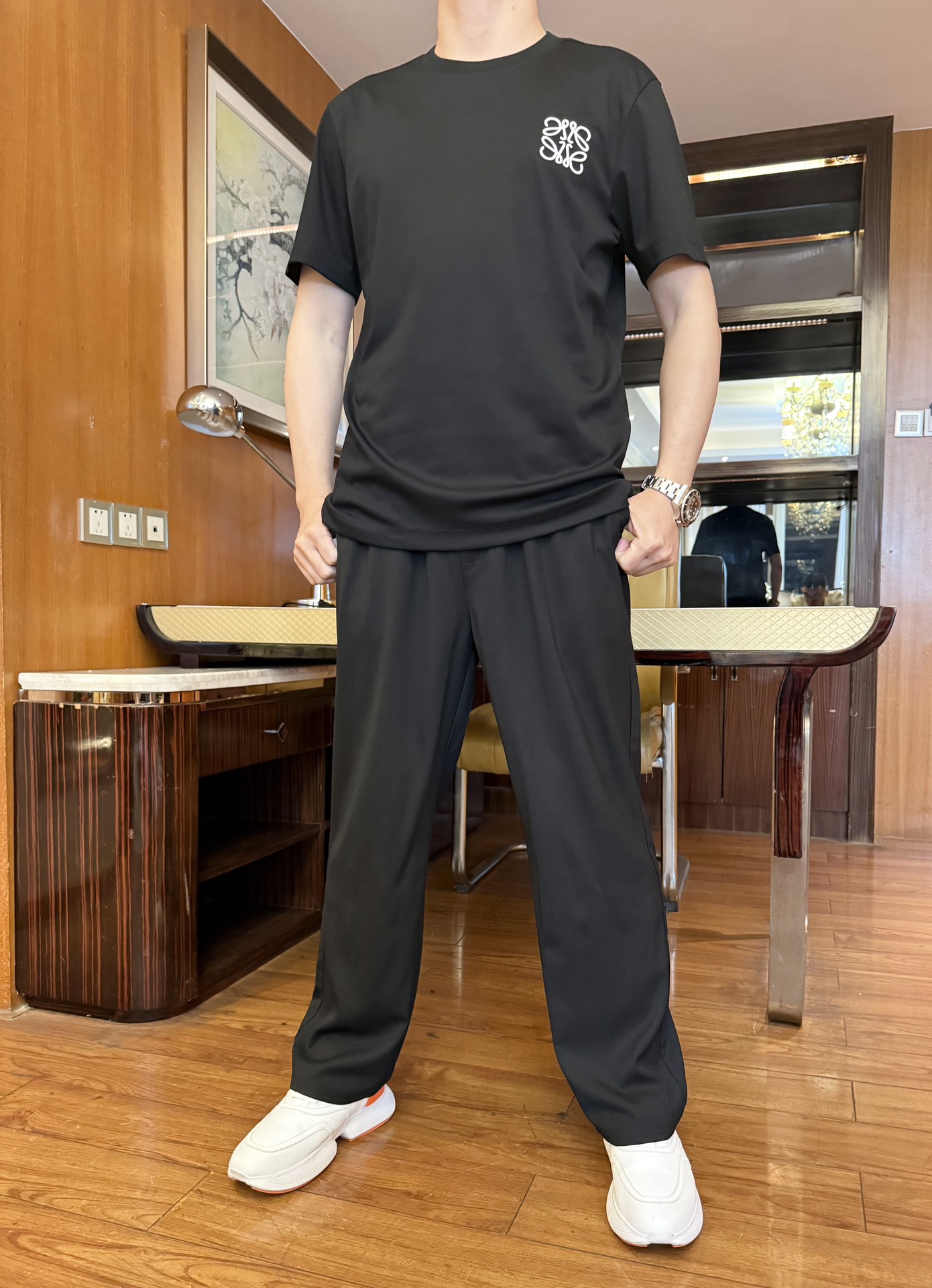 NO:136186,Luo Yiwei - The latest hot-selling Polo in 2025 counters is shipped, and the hot-selling items in European and American counters!  Selected Italian imported mercerized cotton fabrics with the latest design, the exquisite logo on the chest shows elegance, and the upper body effect needs no more. Size: 48-56 (model 176/130 catties wear 48, with Hong Kong Lane Crawford gift box packaging), loewe, alexander wang19860909罗意威-2025专柜最新爆款Polo出货 欧美专柜热销单品！精选意大利进口丝光棉面料搭配最新的设计,胸前的精致logo彰显雅致 上身效果不用多说.尺码:48-56（模特176/130斤穿48,配香港连卡佛礼盒包装）,,loewe,alexander wang,Men's clothing