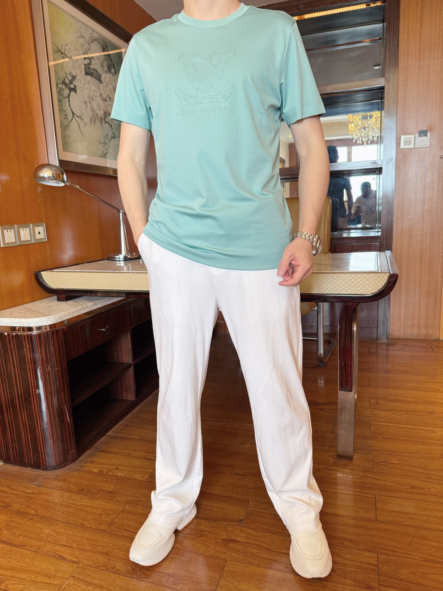 NO:136184,Louis Vuitton - the latest hot-selling Polo in 2025 counters is shipped, and European and American counters are popular!  Selected Italian imported mercerized cotton fabrics with the latest design, the exquisite logo on the chest shows elegance, and the upper body effect needs no more. Size: 48-56 (model 176/130 catties wear 48, with Hong Kong Lane Crawford gift box packaging), louis vuitton, alexander wang19860909路易威登-2025专柜最新爆款Polo出货 欧美专柜热销单品！精选意大利进口丝光棉面料搭配最新的设计,胸前的精致logo彰显雅致 上身效果不用多说.尺码:48-56（模特176/130斤穿48,配香港连卡佛礼盒包装）,,louis vuitton,alexander wang,Men's clothing