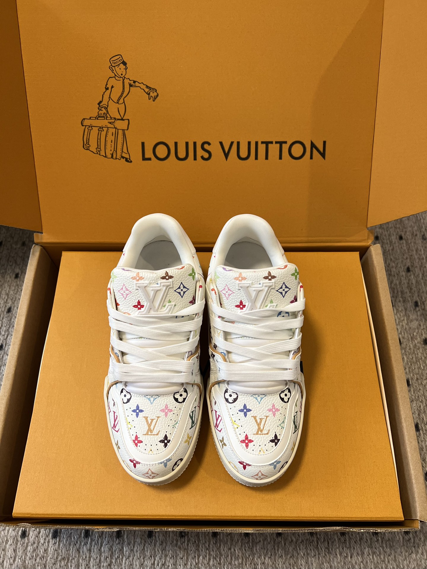 NO:248136,LV Trainer Louis* Vuitton Murakami Takashiba Tricolor Sports Shoes Board Shoes Continuously add more color details to the new product series, making the girl full of heart!  Showing your youthful vitality, your daily outfits are super eye-catching. The new mesh is really beautiful!  It's so beautiful that I can't take my eyes off!  It has always been called a beautiful leg artifact!  Absolutely man-friendly, the upper is consistent with cowhide, wear-resistant, and the original mold-opening TPU is a long-lasting TPU, shock-absorbing and wear-resistant, with excellent rebound force, and it looks slim and light and comfortable!  Increase height 5cm Size35-39 (40 custom made without return), casual shoes/sports shoes, louis vuitton, louis vuitton, sneakers, cowhide19860909莞产 LV Trainer Loui* Vuitton 村上隆白三彩运动鞋 板鞋 不断的新品系列加入了更多配色细节,少女心爆棚！尽显青春活力,日常穿搭超级抢眼.新增网面,实在太好看！美到移不开眼！一向被称之为美腿神器！绝对的人手必备 鞋面原版一致牛皮,耐穿耐磨 大底原版开模TPU,减震耐磨,回弹力超好,上脚巨显瘦.轻盈舒适！增高5cm Size35-39（40定做不退换）,休闲鞋/运动鞋,louis vuitton,louis vuitton,sneakers,cowhide,Women's Shoes