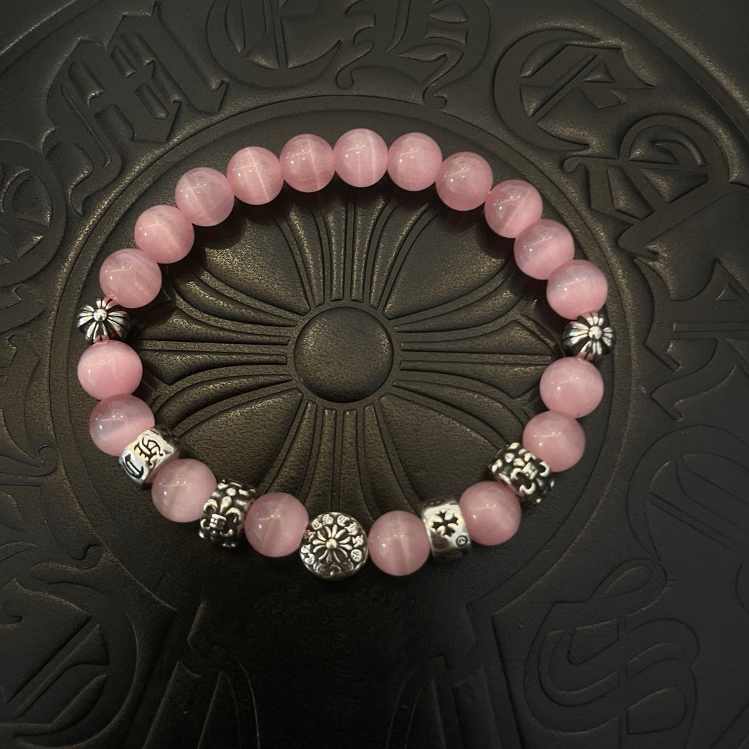 NO:109541,Batch New Model [Counter Quality] Chrome Hearts Croxin Classic Retro Multi-Element Pink Cat-Eye Bracelet Bracelet, Kuaishou/ins/Little Red Book Popular, Different Concave and Convex Scout Flowers present unique styles. Cross Scout Flowers are Croxin's logo, so they last longer. Genuine version Chrome Hearts Croxin Difference to the market ordinary light version, match the quality of the version, look at the details of the letter printing, retro and old gray oxygen level. Seiko version!  , jewelry boutique, chrome hearts, chrome hearts, bracelet19860909批 新款【专柜品质】Chrome Hearts克罗心 经典复古多元素粉色猫眼手串手链 ,快手/ins/小红书热门,凹凸造型不同的花纹设计风格呈现出与众不同 十字架童军花是克罗心的标志 所以更经久不衰 正品打版Chrome Hearts克罗心 区别市场普通轻版 对版对标品质 看字印细节 复古做旧灰氧程度.精工版本！,饰品精品,chrome hearts,chrome hearts,bracelet,Jewelry