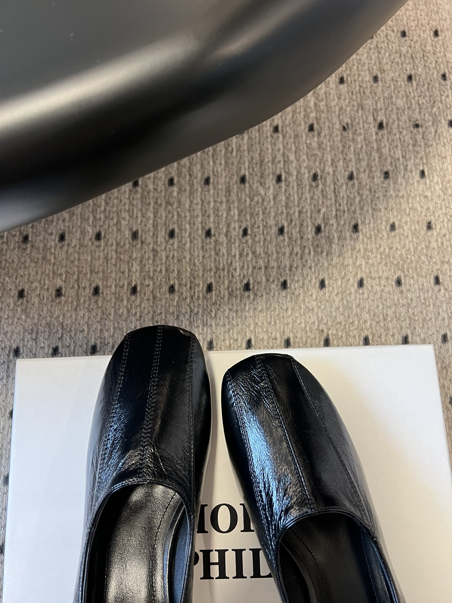 
phoebe Philo25ss 矮跟简约单鞋 

果然还是帅的 简约女王大女人风 简单的线条和低调的