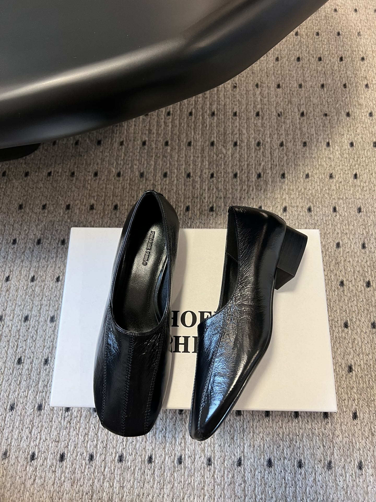 
phoebe Philo25ss 矮跟简约单鞋 

果然还是帅的 简约女王大女人风 简单的线条和低调的