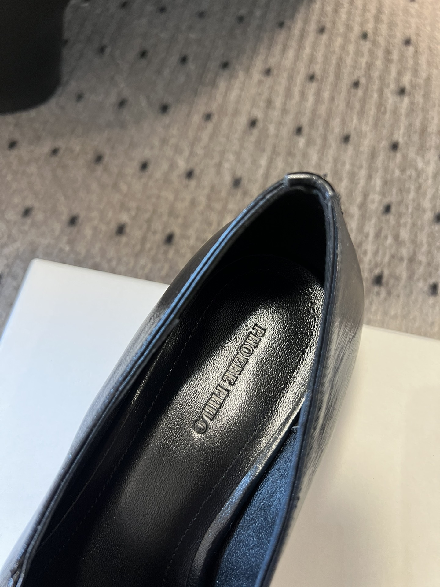 
phoebe Philo25ss 矮跟简约单鞋 

果然还是帅的 简约女王大女人风 简单的线条和低调的
