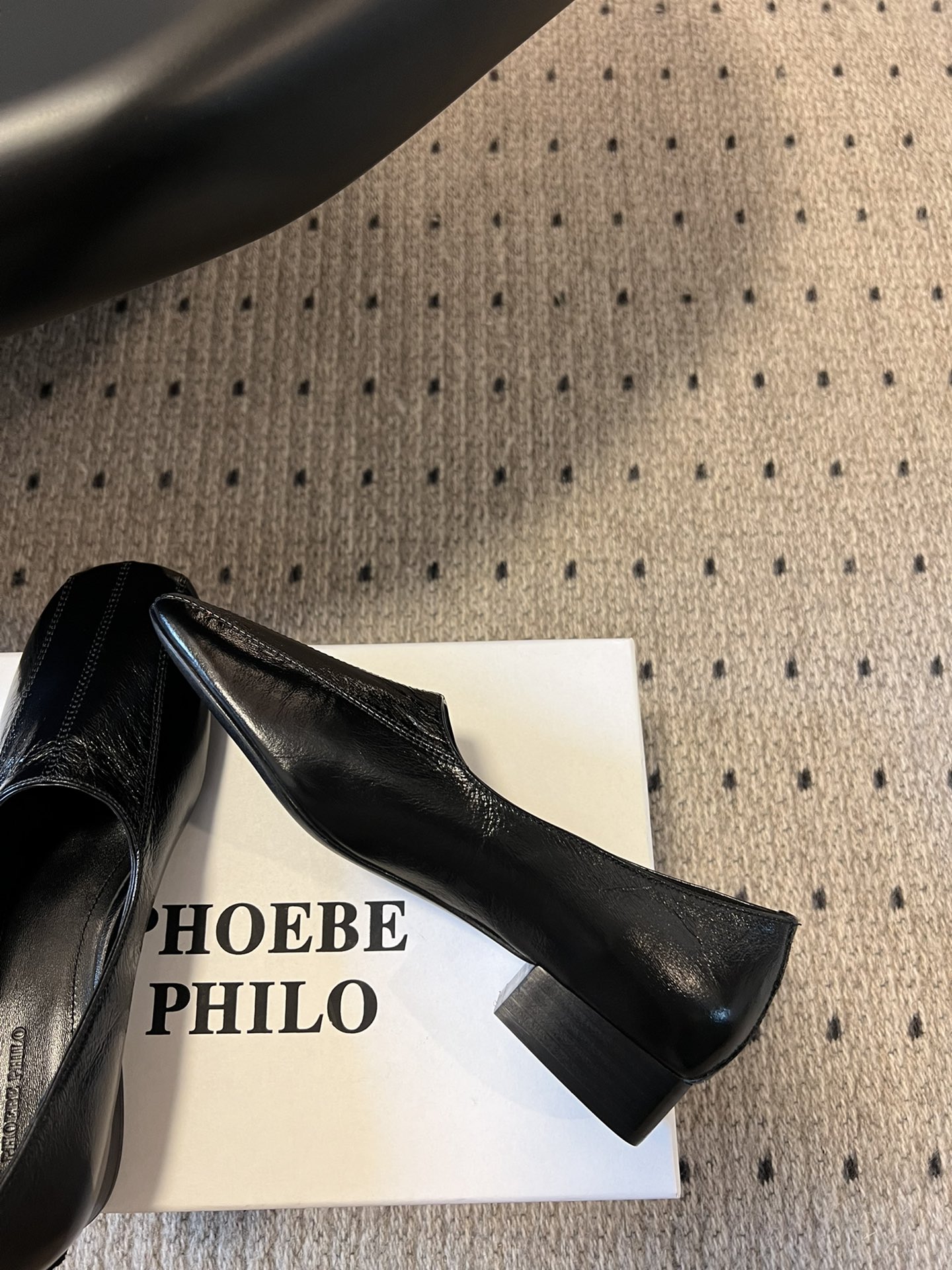 
phoebe Philo25ss 矮跟简约单鞋 

果然还是帅的 简约女王大女人风 简单的线条和低调的