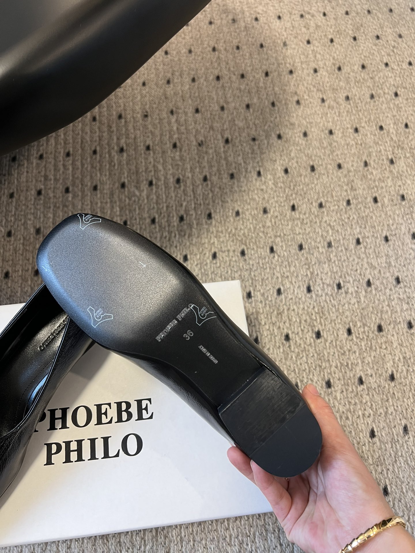 
phoebe Philo25ss 矮跟简约单鞋 

果然还是帅的 简约女王大女人风 简单的线条和低调的