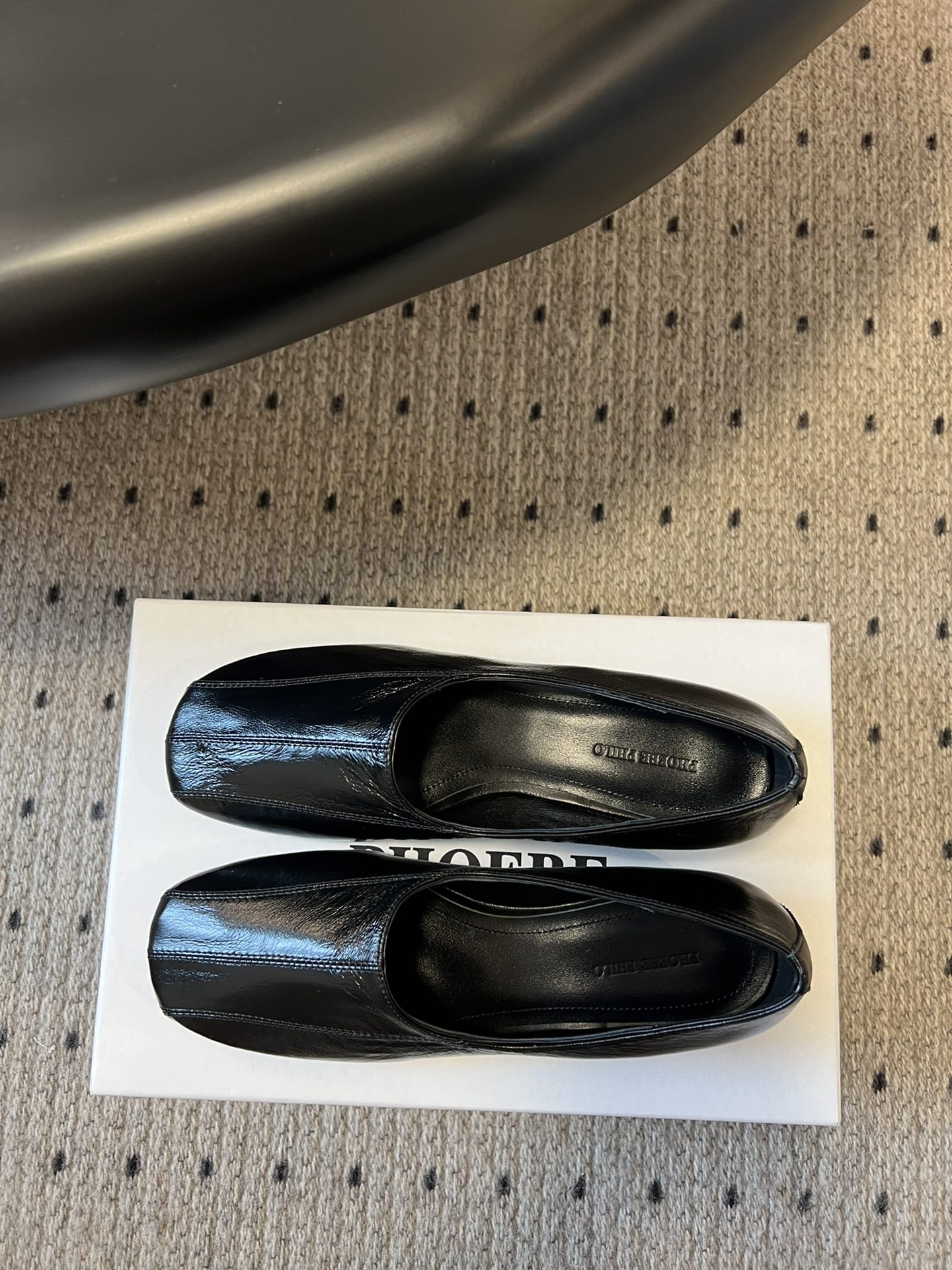
phoebe Philo25ss 矮跟简约单鞋 

果然还是帅的 简约女王大女人风 简单的线条和低调的