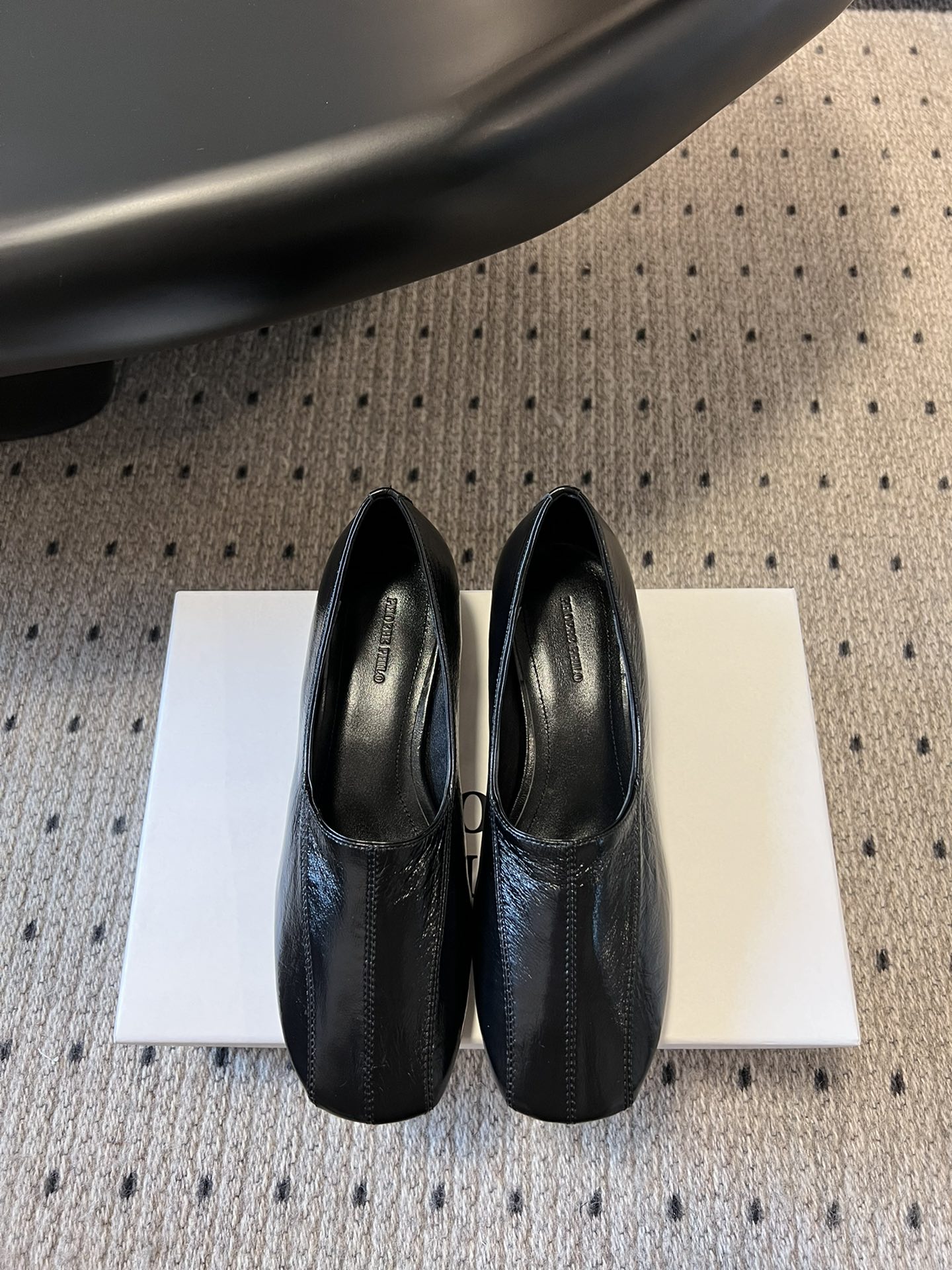 
phoebe Philo25ss 矮跟简约单鞋 

果然还是帅的 简约女王大女人风 简单的线条和低调的