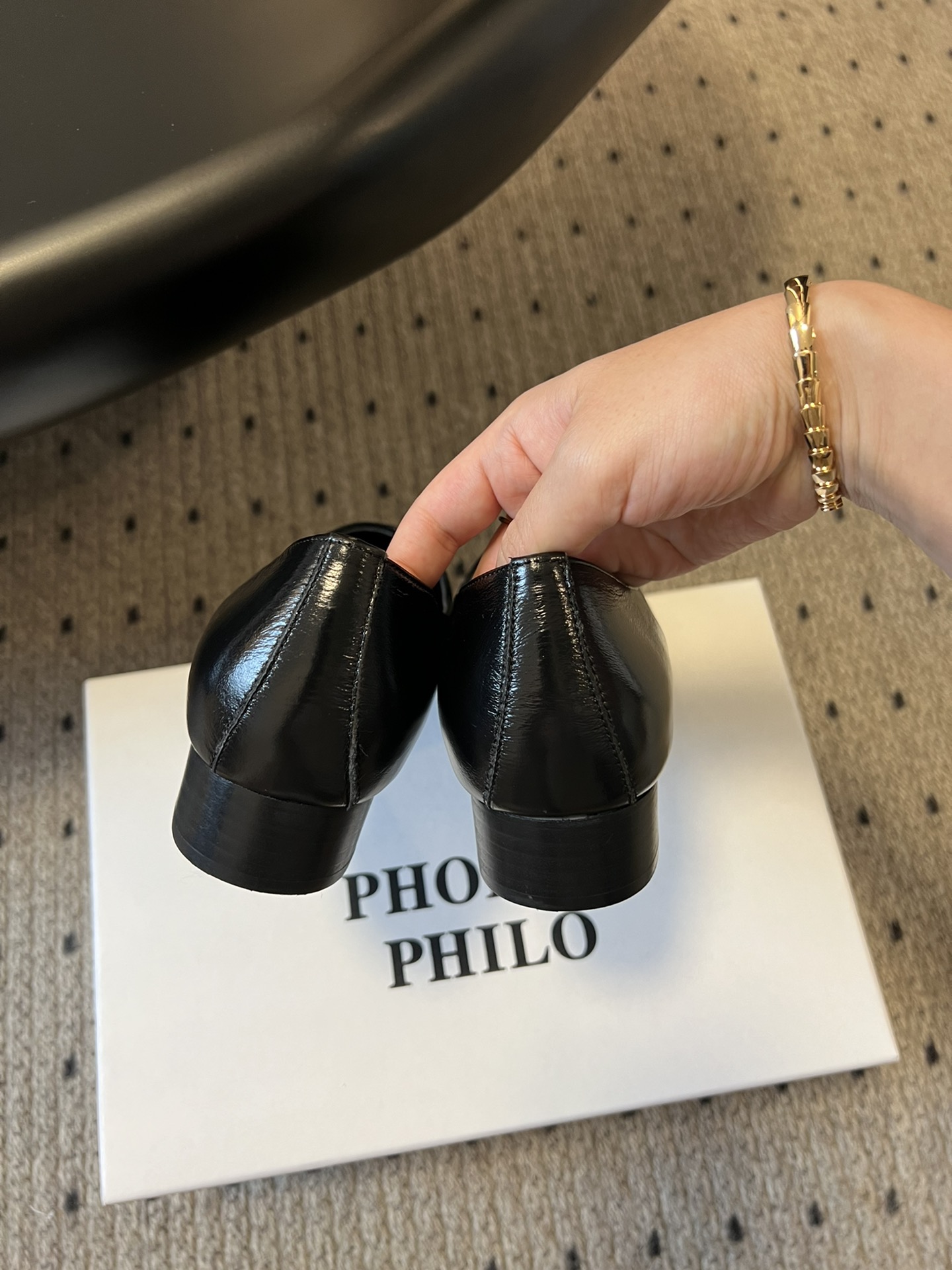 
phoebe Philo25ss 矮跟简约单鞋 

果然还是帅的 简约女王大女人风 简单的线条和低调的