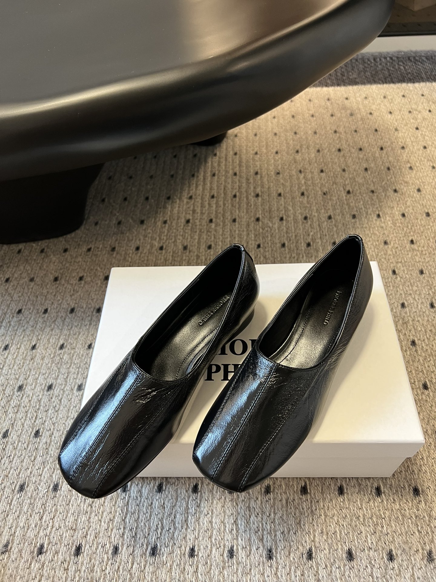 
phoebe Philo25ss 矮跟简约单鞋 

果然还是帅的 简约女王大女人风 简单的线条和低调的