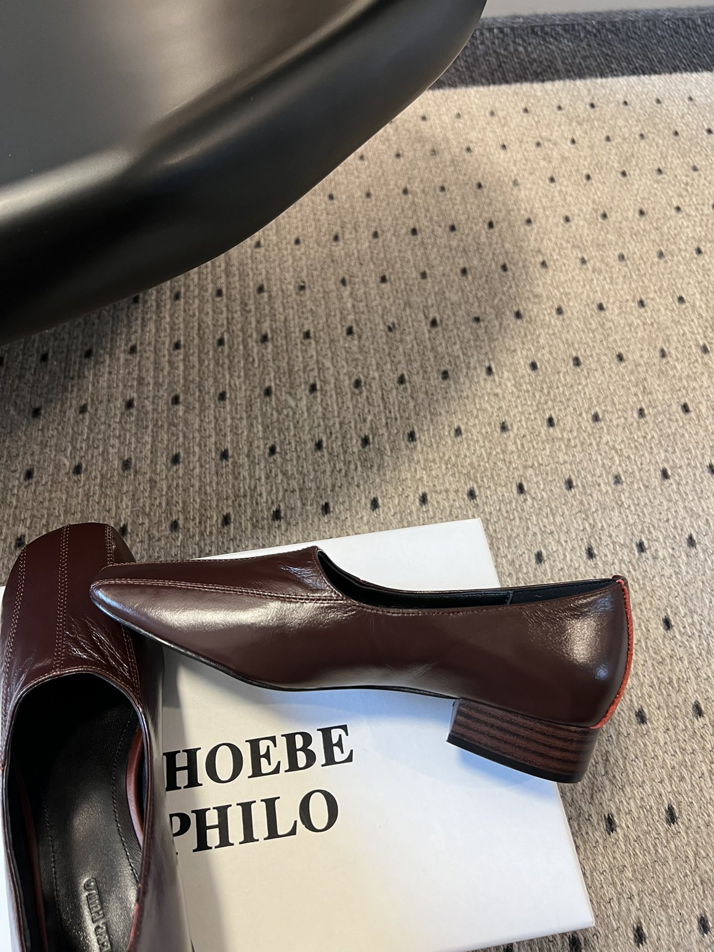 
phoebe Philo25ss矮跟简约单鞋 

果然还是帅的 简约女王大女人风 简单的线条和低调的色