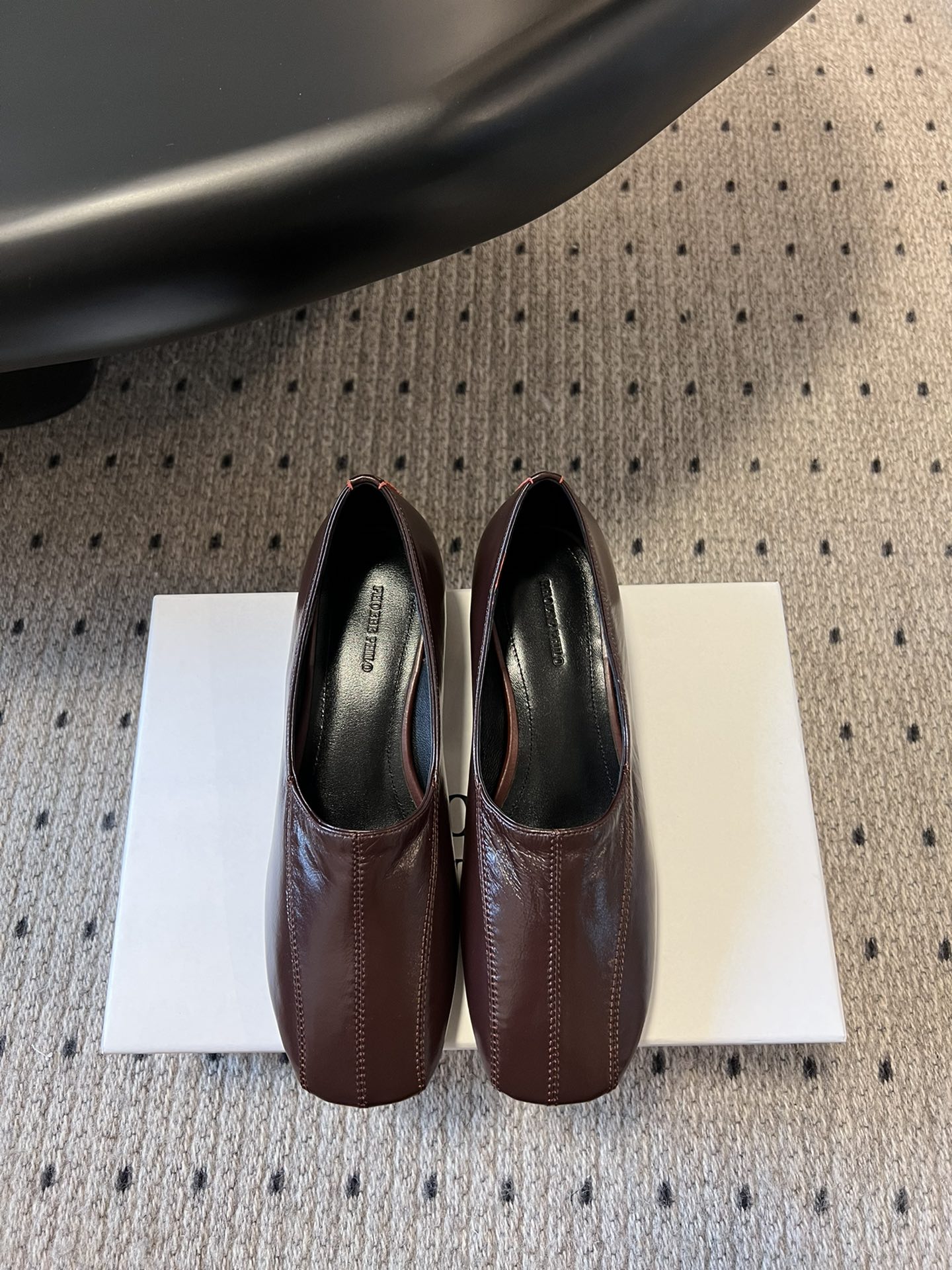 
phoebe Philo25ss矮跟简约单鞋 

果然还是帅的 简约女王大女人风 简单的线条和低调的色