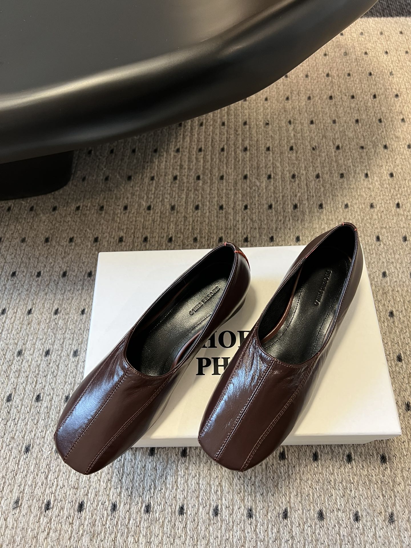 
phoebe Philo25ss矮跟简约单鞋 

果然还是帅的 简约女王大女人风 简单的线条和低调的色