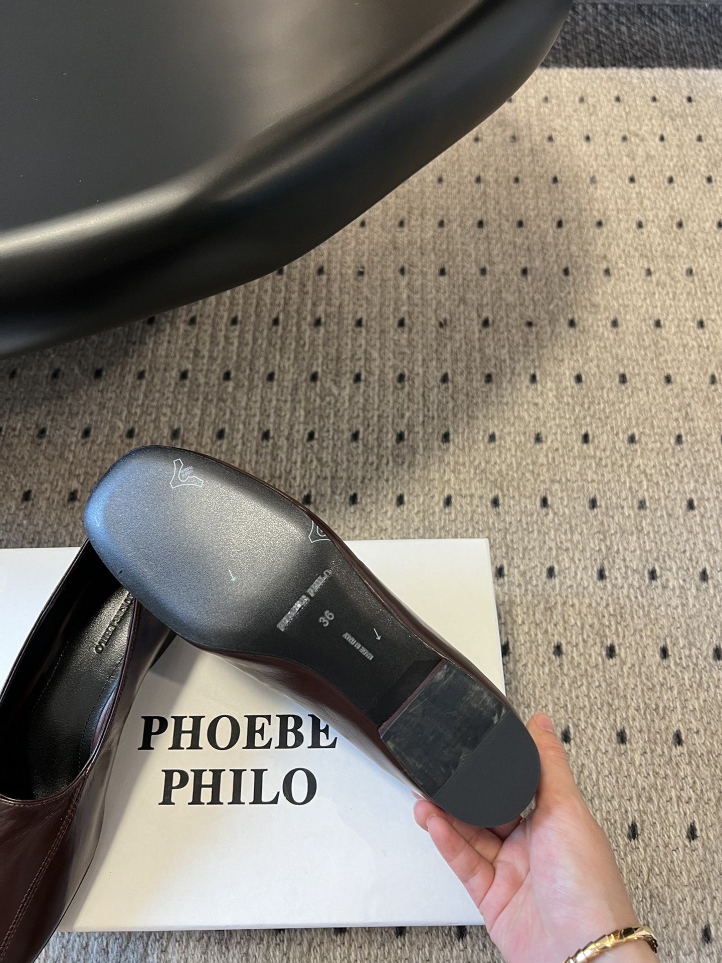 
phoebe Philo25ss矮跟简约单鞋 

果然还是帅的 简约女王大女人风 简单的线条和低调的色