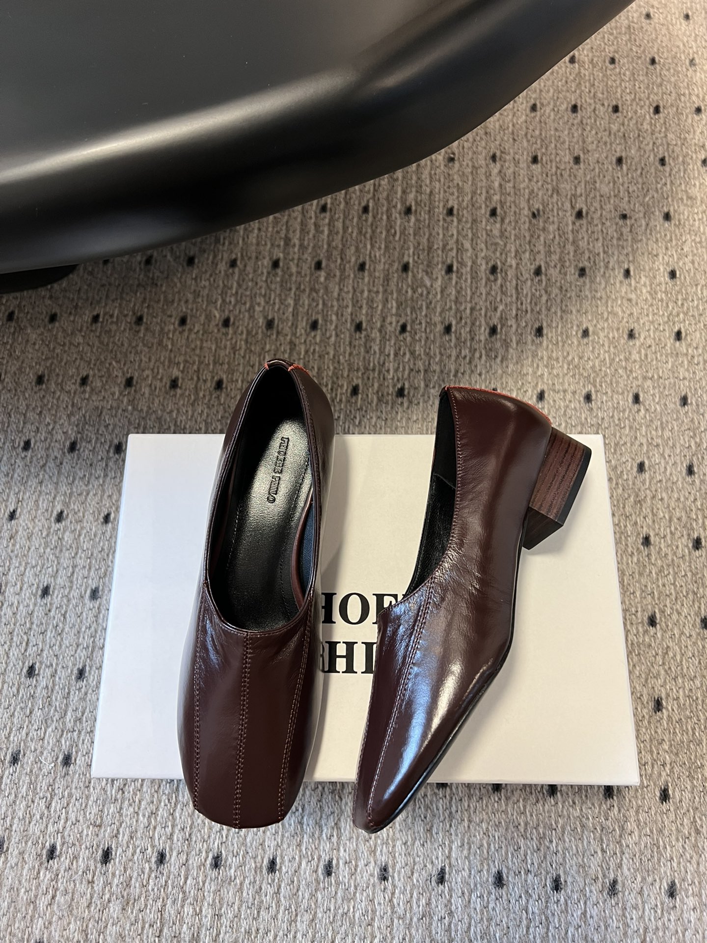 
phoebe Philo25ss矮跟简约单鞋 

果然还是帅的 简约女王大女人风 简单的线条和低调的色