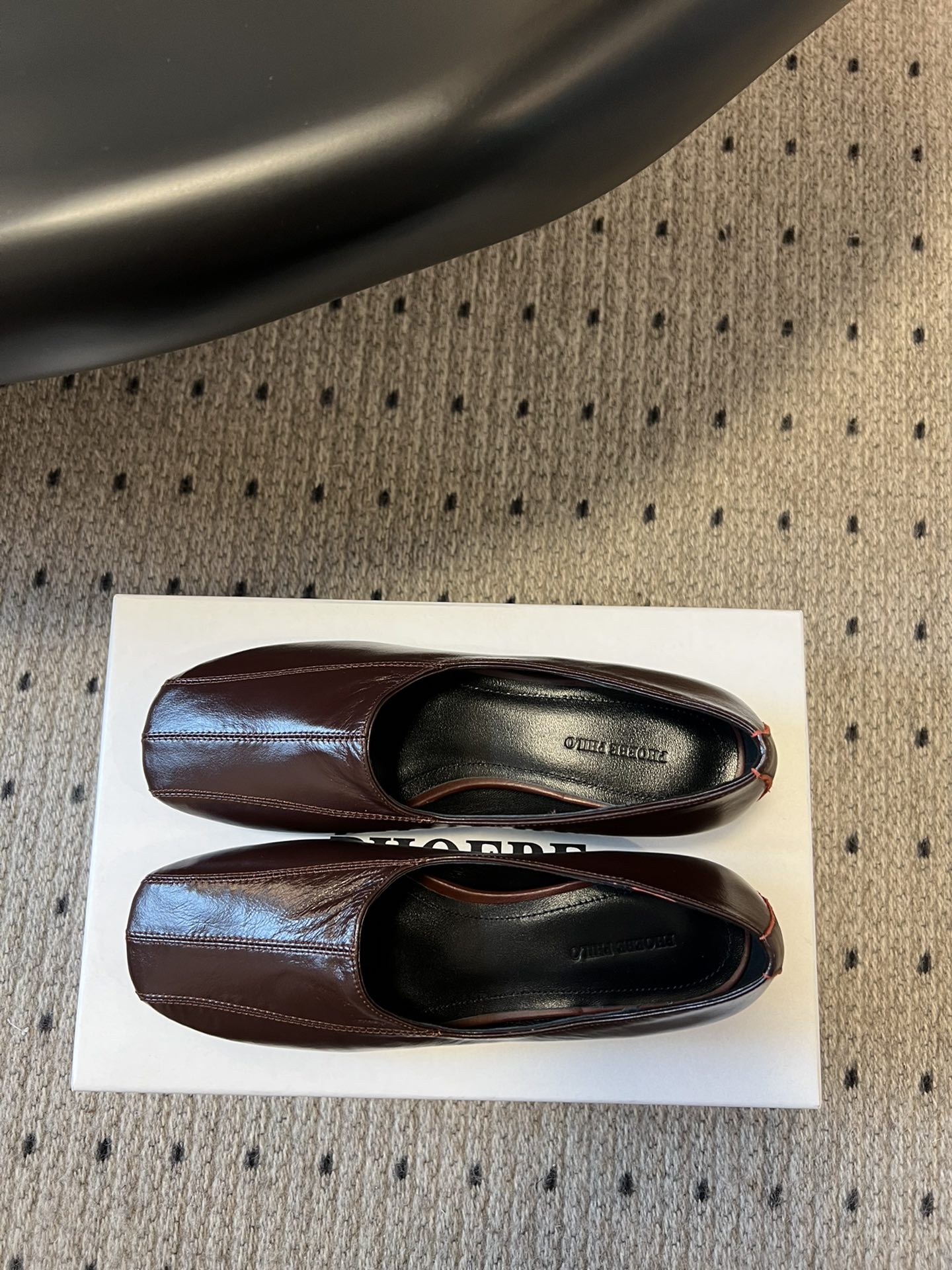 
phoebe Philo25ss矮跟简约单鞋 

果然还是帅的 简约女王大女人风 简单的线条和低调的色