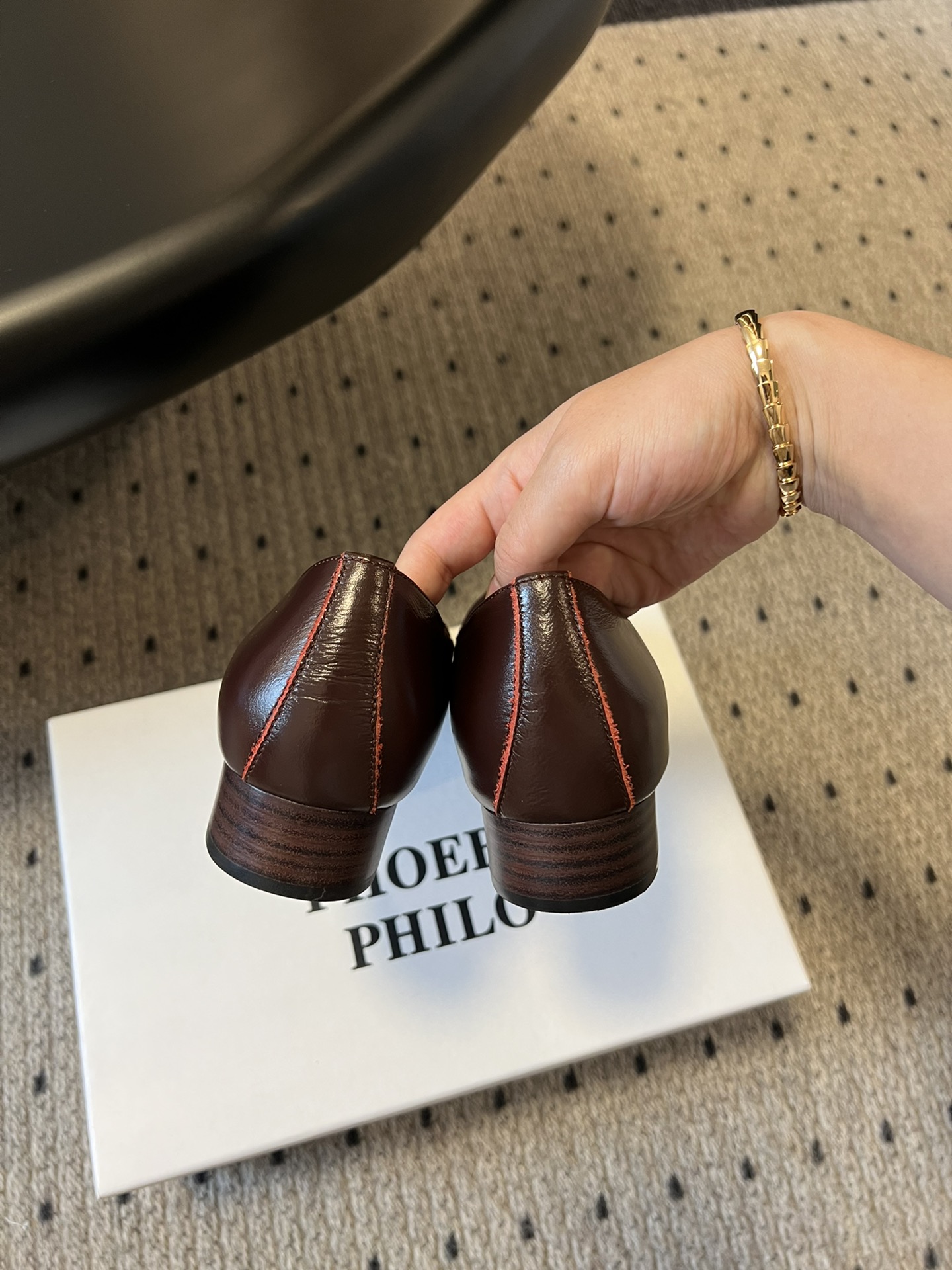 
phoebe Philo25ss矮跟简约单鞋 

果然还是帅的 简约女王大女人风 简单的线条和低调的色