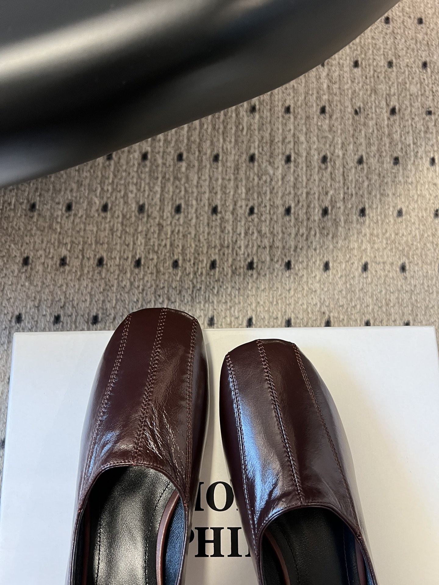 
phoebe Philo25ss矮跟简约单鞋 

果然还是帅的 简约女王大女人风 简单的线条和低调的色