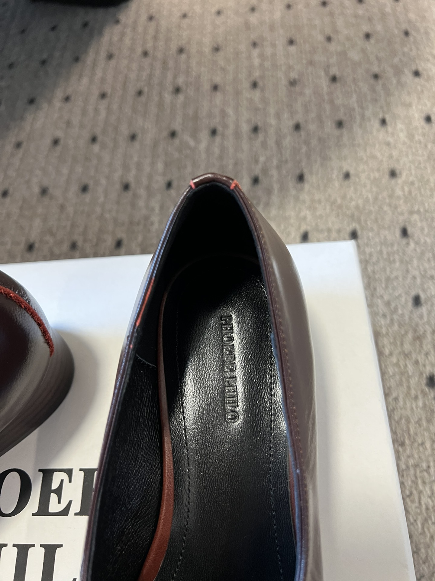 
phoebe Philo25ss矮跟简约单鞋 

果然还是帅的 简约女王大女人风 简单的线条和低调的色
