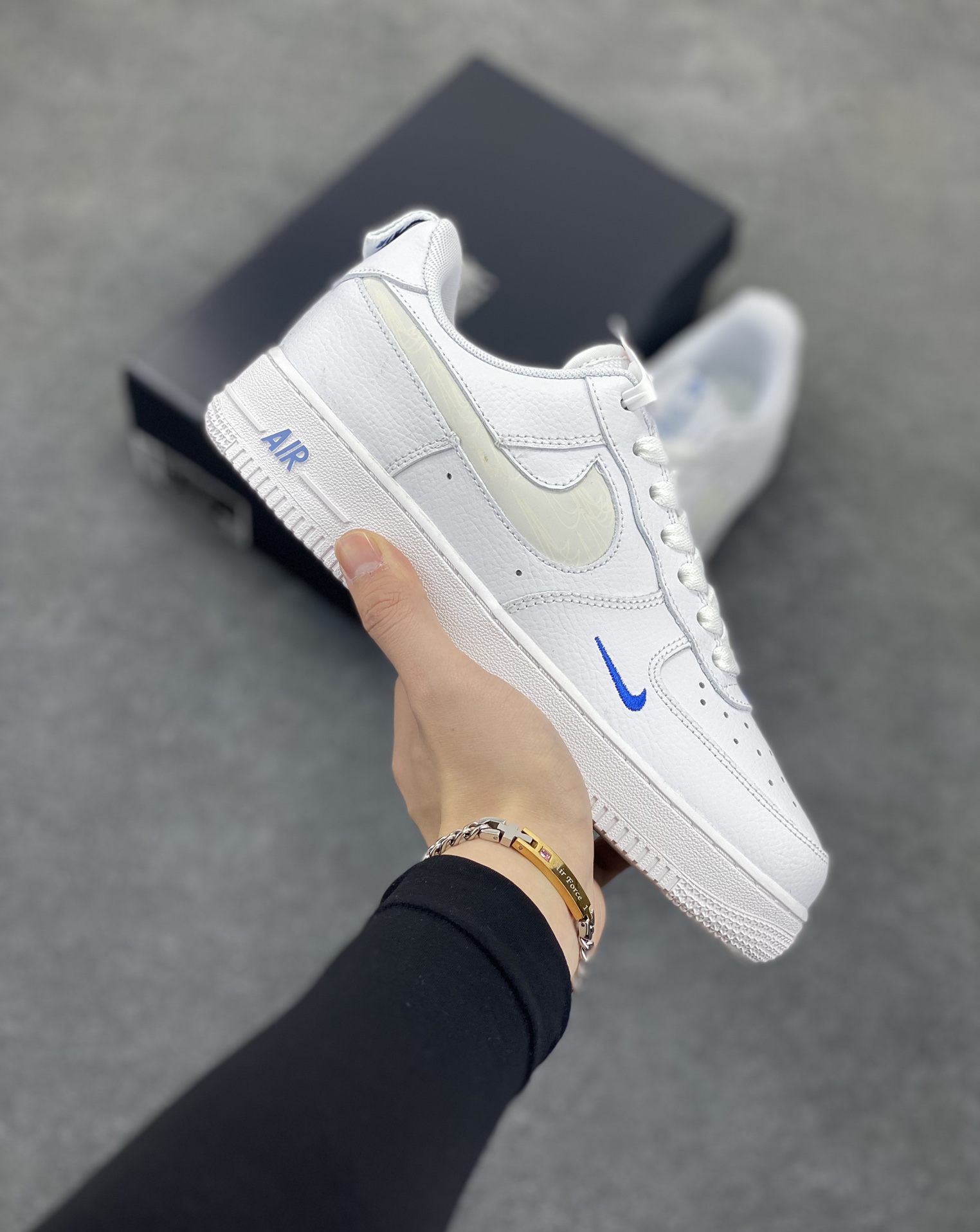 福利特价 Nike Air Force 1 \'07 Low 3M反光小勾 空军一号低帮运动休闲板鞋 原楦头原纸板 打造纯正空军版型 专注外贸渠道 全掌内置蜂窝气垫 原盒配件 原厂中底钢印、拉帮完美 货号：FB8971-100 尺码：36 36.5 37.5 38 38.5 39 40 40.5 41 42 42.5 43 44 44.5 45-选品中心