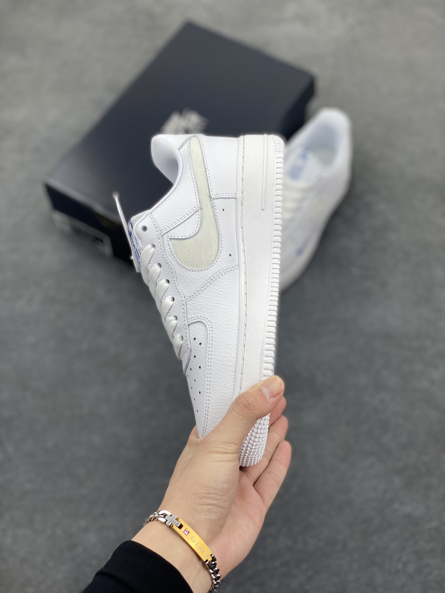 图片[3]-福利特价 Nike Air Force 1 \’07 Low 3M反光小勾 空军一号低帮运动休闲板鞋 原楦头原纸板 打造纯正空军版型 专注外贸渠道 全掌内置蜂窝气垫 原盒配件 原厂中底钢印、拉帮完美 货号：FB8971-100 尺码：36 36.5 37.5 38 38.5 39 40 40.5 41 42 42.5 43 44 44.5 45-选品中心