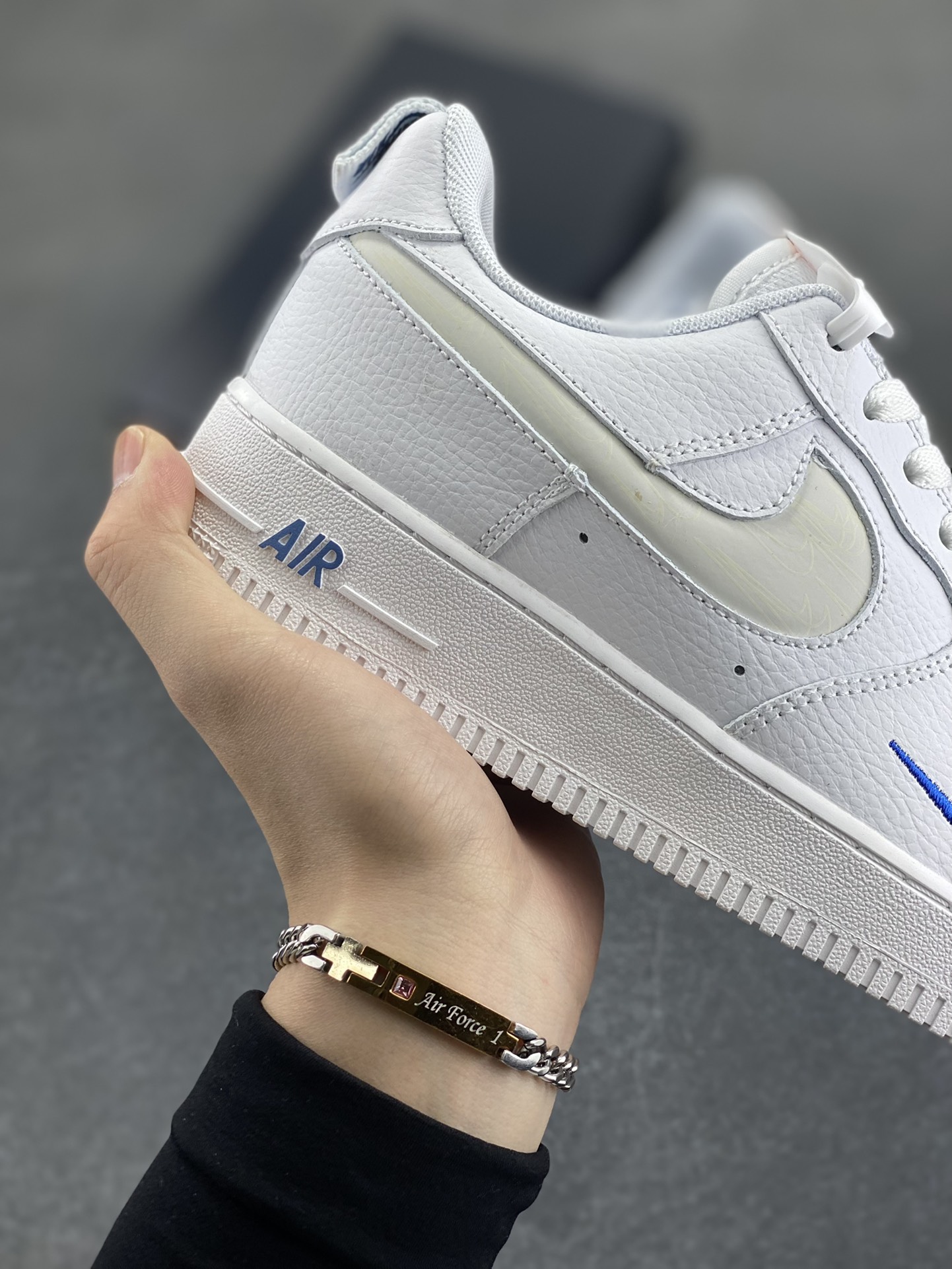 图片[6]-福利特价 Nike Air Force 1 \’07 Low 3M反光小勾 空军一号低帮运动休闲板鞋 原楦头原纸板 打造纯正空军版型 专注外贸渠道 全掌内置蜂窝气垫 原盒配件 原厂中底钢印、拉帮完美 货号：FB8971-100 尺码：36 36.5 37.5 38 38.5 39 40 40.5 41 42 42.5 43 44 44.5 45-选品中心