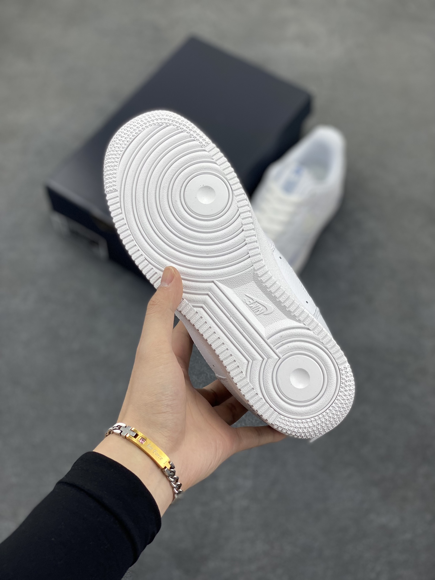 图片[5]-福利特价 Nike Air Force 1 \’07 Low 3M反光小勾 空军一号低帮运动休闲板鞋 原楦头原纸板 打造纯正空军版型 专注外贸渠道 全掌内置蜂窝气垫 原盒配件 原厂中底钢印、拉帮完美 货号：FB8971-100 尺码：36 36.5 37.5 38 38.5 39 40 40.5 41 42 42.5 43 44 44.5 45-选品中心
