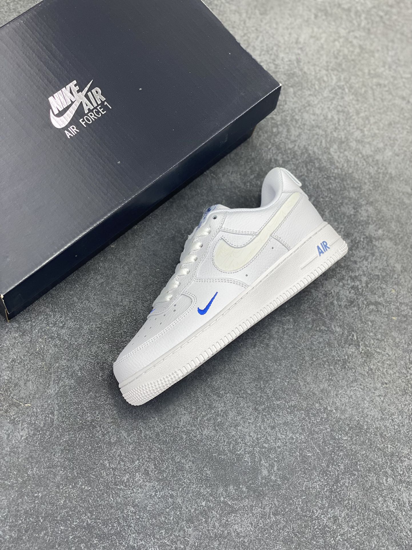 图片[7]-福利特价 Nike Air Force 1 \’07 Low 3M反光小勾 空军一号低帮运动休闲板鞋 原楦头原纸板 打造纯正空军版型 专注外贸渠道 全掌内置蜂窝气垫 原盒配件 原厂中底钢印、拉帮完美 货号：FB8971-100 尺码：36 36.5 37.5 38 38.5 39 40 40.5 41 42 42.5 43 44 44.5 45-选品中心