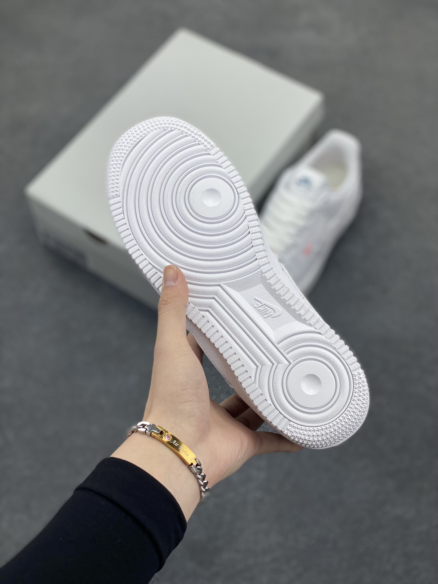 图片[5]-福利特价 NK Air Force 1 空军一号板鞋 白金双勾 原楦头原纸板 打造纯正空军版型#专注外贸渠道 全掌内置蜂窝气垫 #原盒配件 原厂中底钢印、拉帮完美 货号：CT1989-100 尺码：36 36.5 37.5 38 38.5 39 40 40.5 41 42 42.5 43 44 44.5 45-选品中心