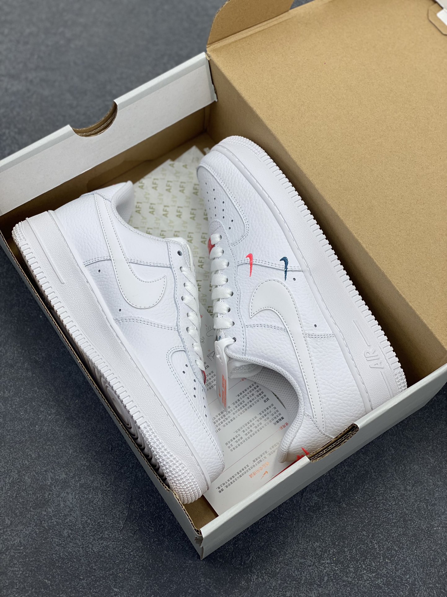图片[9]-福利特价 NK Air Force 1 空军一号板鞋 白金双勾 原楦头原纸板 打造纯正空军版型#专注外贸渠道 全掌内置蜂窝气垫 #原盒配件 原厂中底钢印、拉帮完美 货号：CT1989-100 尺码：36 36.5 37.5 38 38.5 39 40 40.5 41 42 42.5 43 44 44.5 45-选品中心