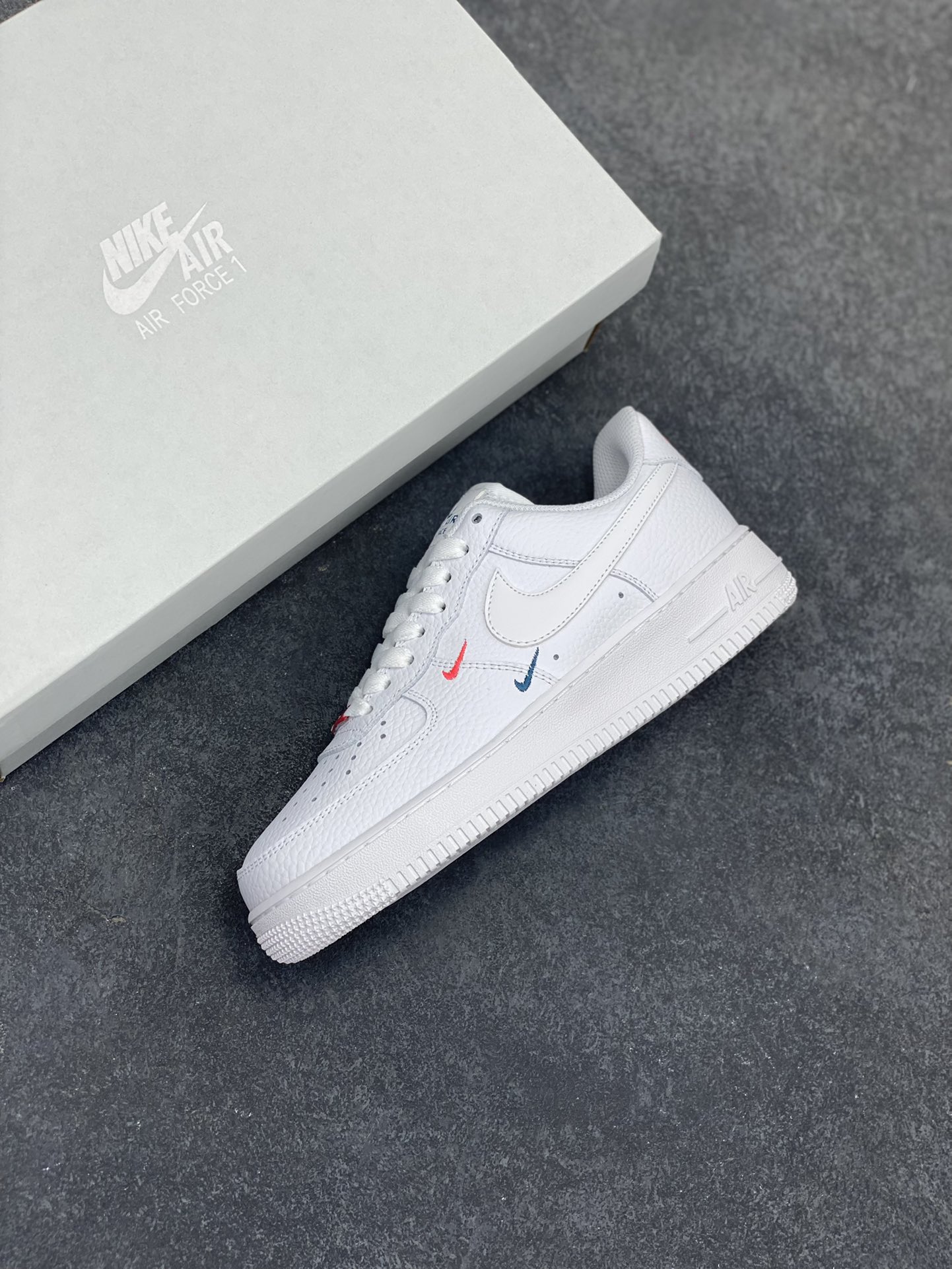 图片[7]-福利特价 NK Air Force 1 空军一号板鞋 白金双勾 原楦头原纸板 打造纯正空军版型#专注外贸渠道 全掌内置蜂窝气垫 #原盒配件 原厂中底钢印、拉帮完美 货号：CT1989-100 尺码：36 36.5 37.5 38 38.5 39 40 40.5 41 42 42.5 43 44 44.5 45-选品中心