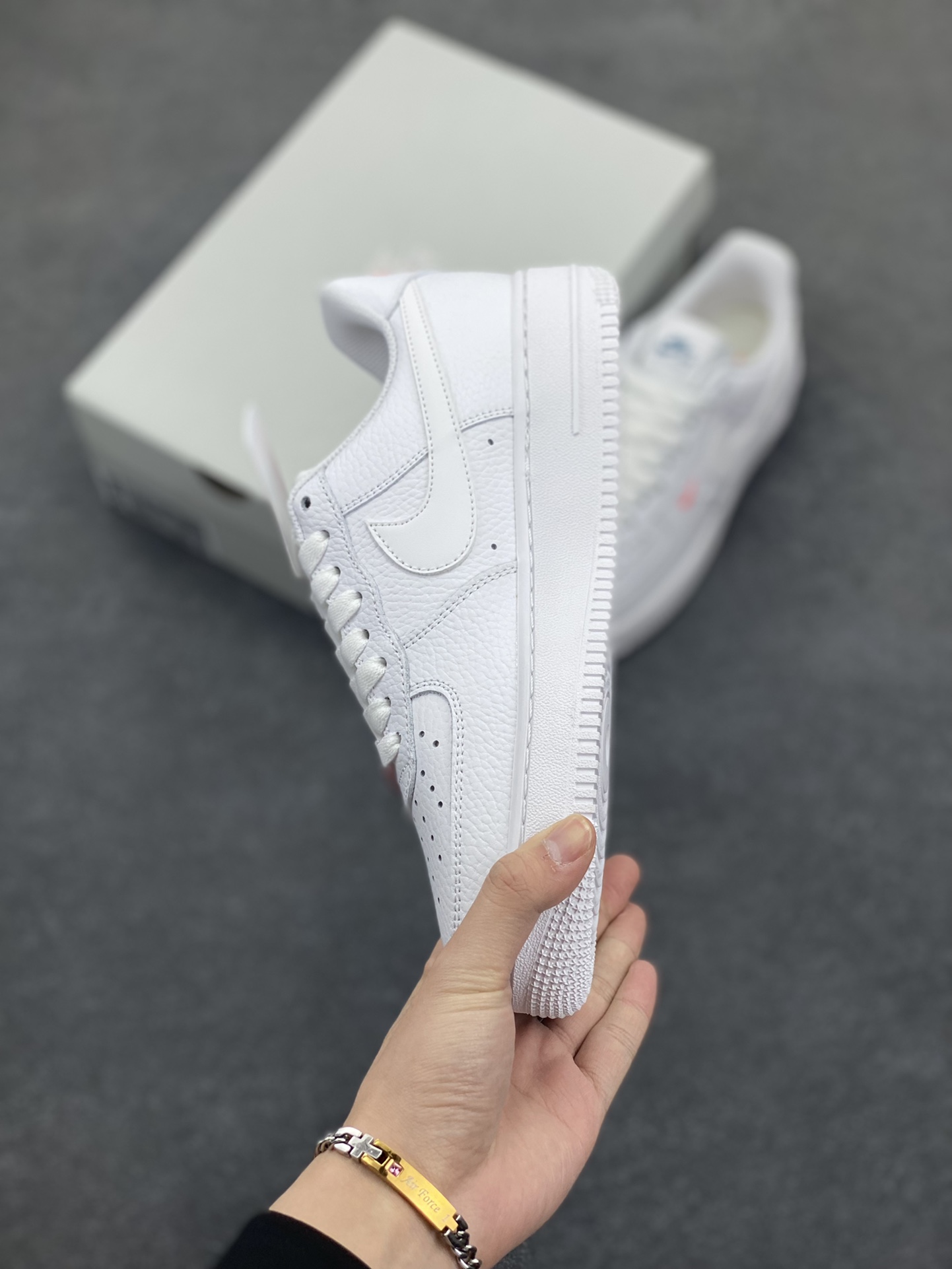 图片[3]-福利特价 NK Air Force 1 空军一号板鞋 白金双勾 原楦头原纸板 打造纯正空军版型#专注外贸渠道 全掌内置蜂窝气垫 #原盒配件 原厂中底钢印、拉帮完美 货号：CT1989-100 尺码：36 36.5 37.5 38 38.5 39 40 40.5 41 42 42.5 43 44 44.5 45-选品中心