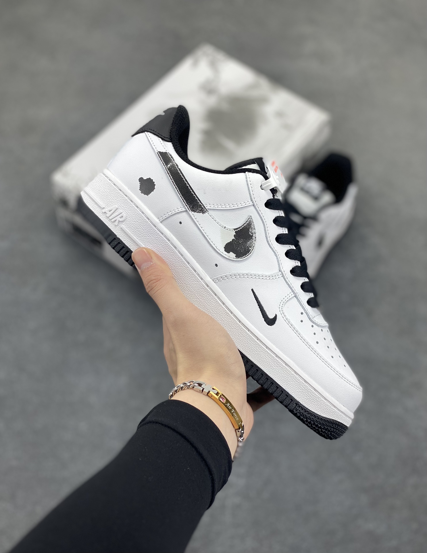 福利特价 Air Force 1 ‘07 Low 兰亭序 原楦头原纸板 打造纯正空军版型 #专注外贸渠道 全掌内置蜂窝气垫 #原盒配件 原厂中底钢印、拉帮完美 官方同步上架 货号:DV0788-003 尺码:36 36.5 37.5 38 38.5 39 40 40.5 41 42 42.5 43 44 44.5 45-选品中心