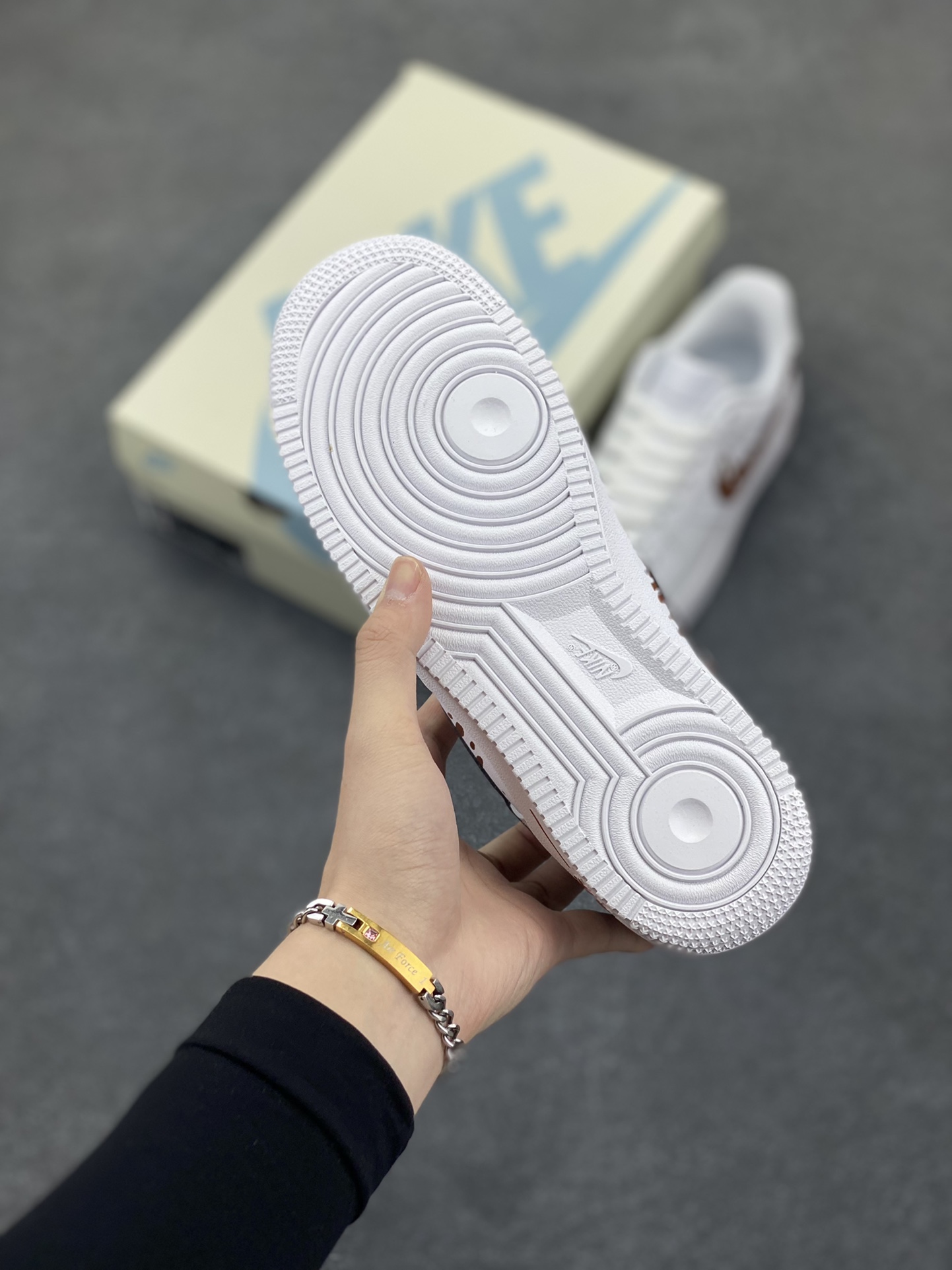 图片[5]-福利特价 Nike Air Force 1 \’07 Low 空军一号低帮运动板鞋 白巧克力冰淇淋 原楦头原纸板 清洁度完美 全掌内置蜂窝气垫 中底钢印、拉帮完美 货号：CW2288-008 尺码：36 36.5 37.5 38 38.5 39 40 40.5 41 42 42.5 43 44 44.5 45-选品中心