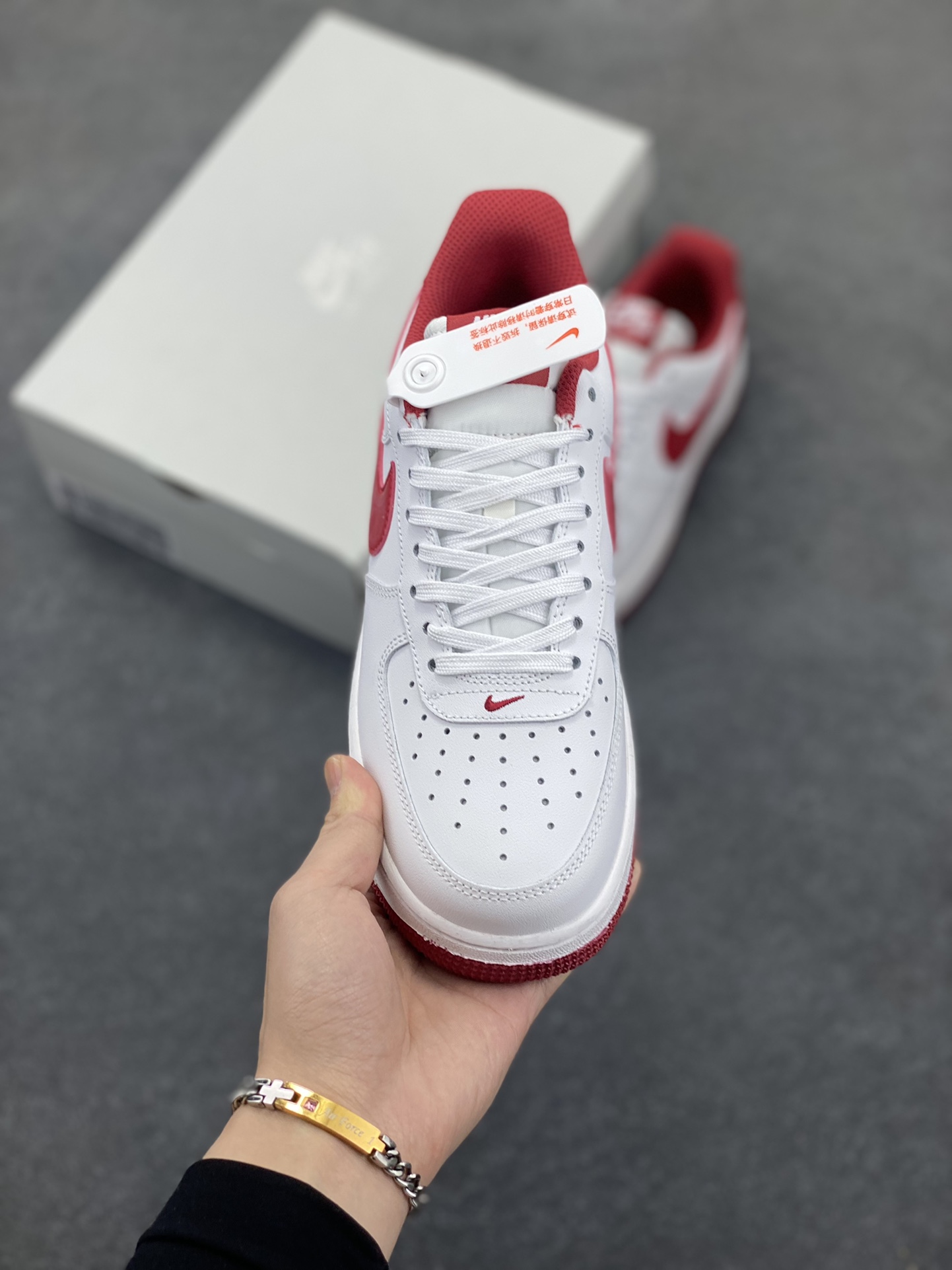 图片[2]-福利特价 Nike Air Force 1 \’07 Low 空军一号低帮运动板鞋 白酒红 原楦头原纸板 打造纯正空军版型#专注外贸渠道 全掌内置蜂窝气垫 #原盒配件 原厂中底钢印、拉帮完美 货号：FV5948-105 尺码：36 36.5 37.5 38 38.5 39 40 40.5 41 42 42.5 43 44 44.5 45-选品中心