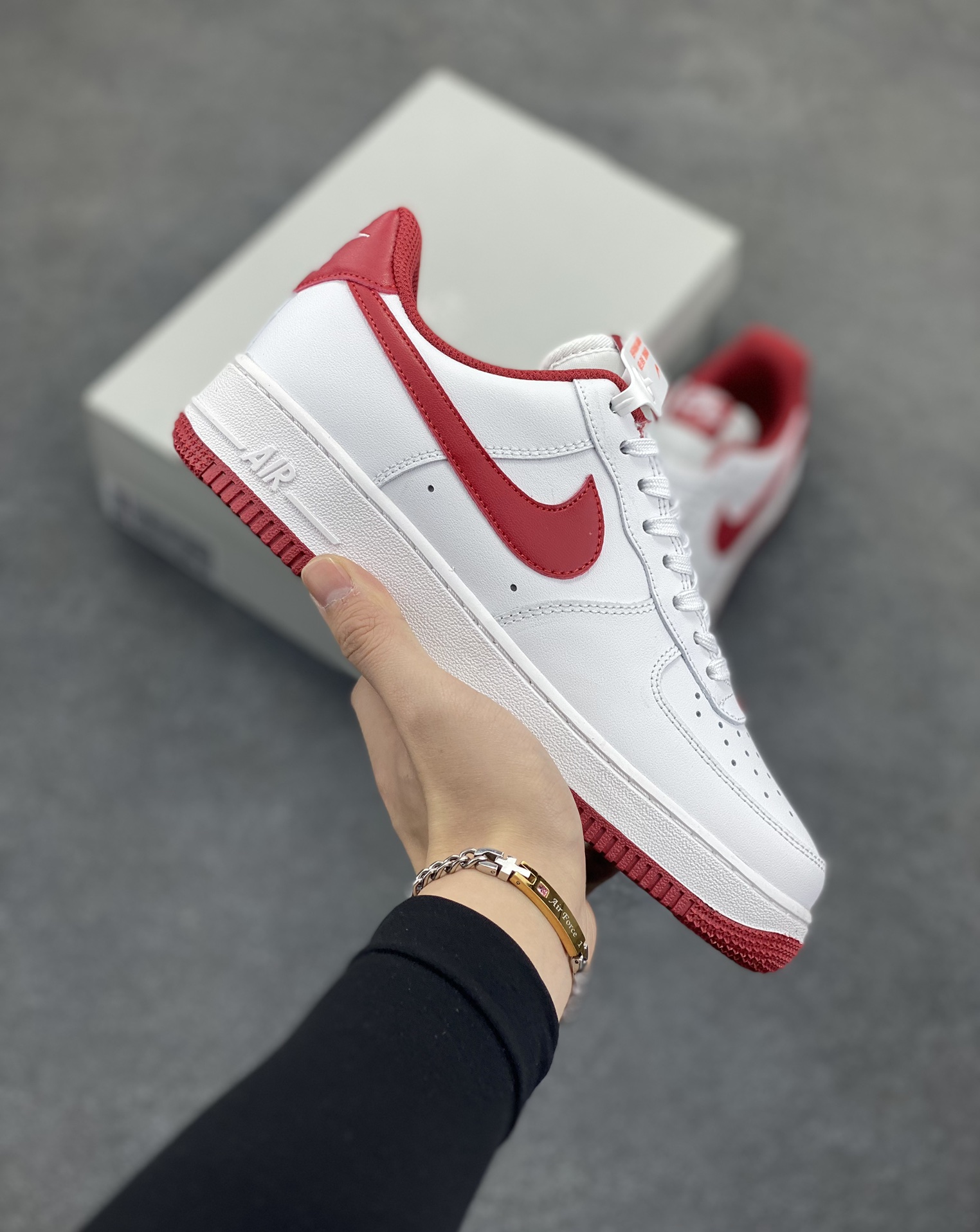 福利特价 Nike Air Force 1 \’07 Low 空军一号低帮运动板鞋 白酒红 原楦头原纸板 打造纯正空军版型#专注外贸渠道 全掌内置蜂窝气垫 #原盒配件 原厂中底钢印、拉帮完美 货号：FV5948-105 尺码：36 36.5 37.5 38 38.5 39 40 40.5 41 42 42.5 43 44 44.5 45-选品中心