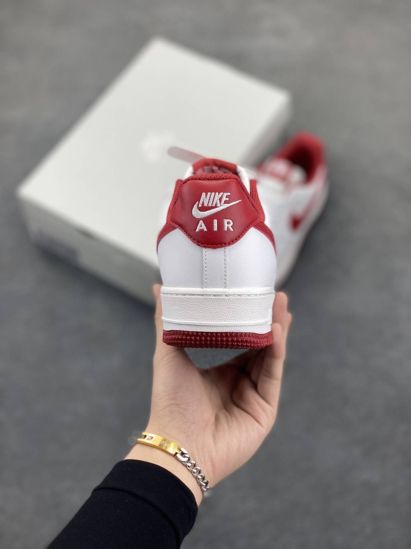 图片[4]-福利特价 Nike Air Force 1 \’07 Low 空军一号低帮运动板鞋 白酒红 原楦头原纸板 打造纯正空军版型#专注外贸渠道 全掌内置蜂窝气垫 #原盒配件 原厂中底钢印、拉帮完美 货号：FV5948-105 尺码：36 36.5 37.5 38 38.5 39 40 40.5 41 42 42.5 43 44 44.5 45-选品中心