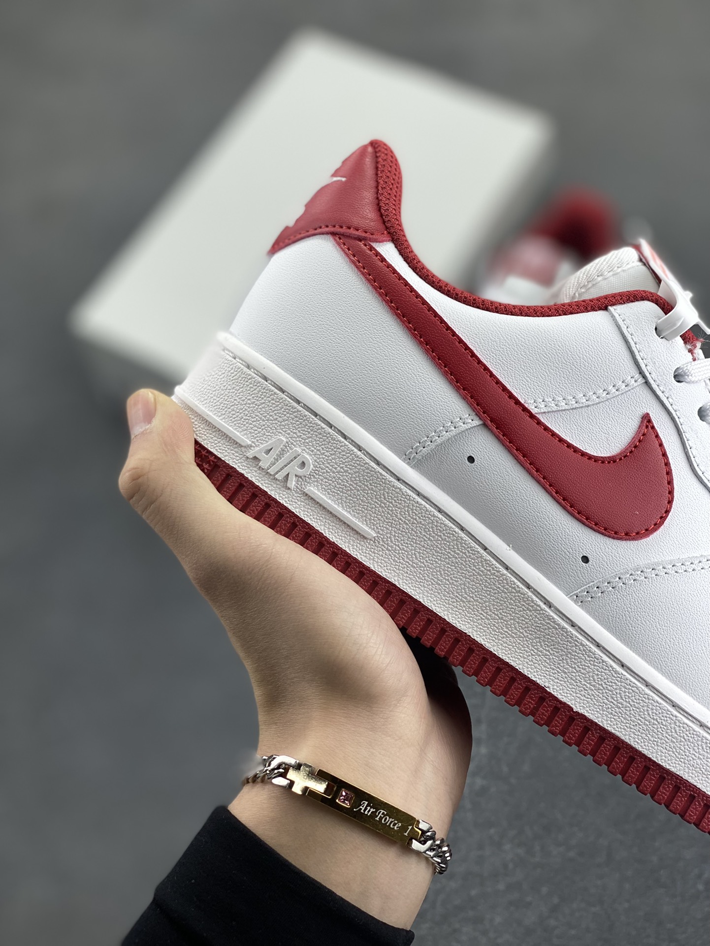图片[6]-福利特价 Nike Air Force 1 \’07 Low 空军一号低帮运动板鞋 白酒红 原楦头原纸板 打造纯正空军版型#专注外贸渠道 全掌内置蜂窝气垫 #原盒配件 原厂中底钢印、拉帮完美 货号：FV5948-105 尺码：36 36.5 37.5 38 38.5 39 40 40.5 41 42 42.5 43 44 44.5 45-选品中心